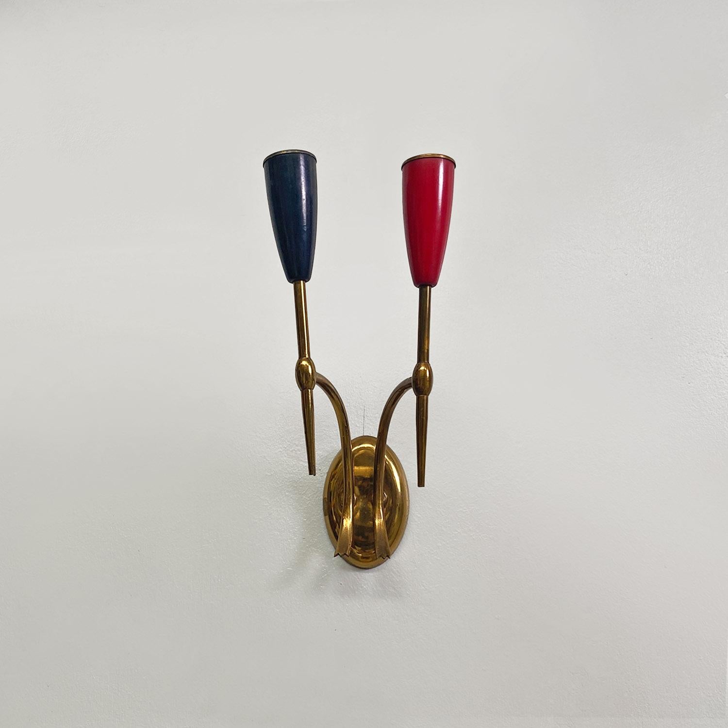 Italian mid-century modern two-arm brass wall lamps with cone lamp holder, 1950s In Good Condition For Sale In MIlano, IT