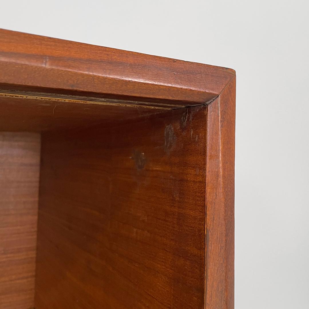 Credenza italiana di metà secolo a due ante in legno con maniglie in ottone, anni '60 in vendita 3