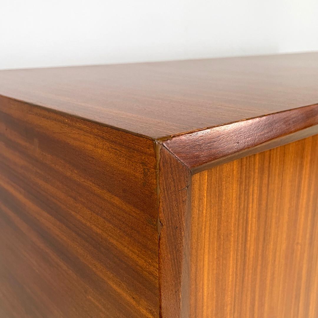 Credenza italiana di metà secolo a due ante in legno con maniglie in ottone, anni '60 in vendita 4