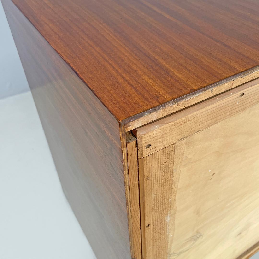 Credenza italiana di metà secolo a due ante in legno con maniglie in ottone, anni '60 in vendita 5
