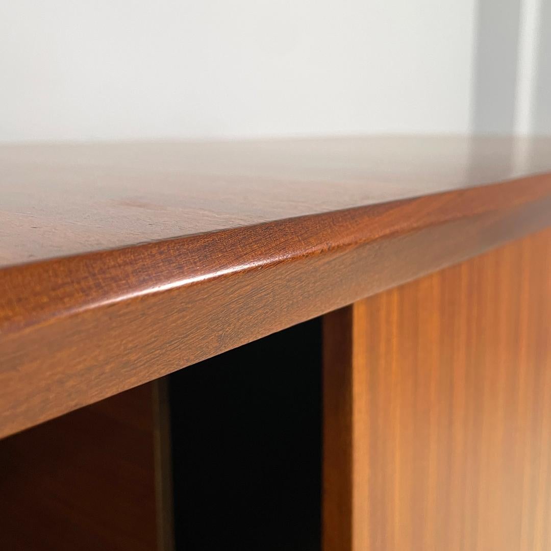 Credenza italiana di metà secolo a due ante in legno con maniglie in ottone, anni '60 in vendita 6
