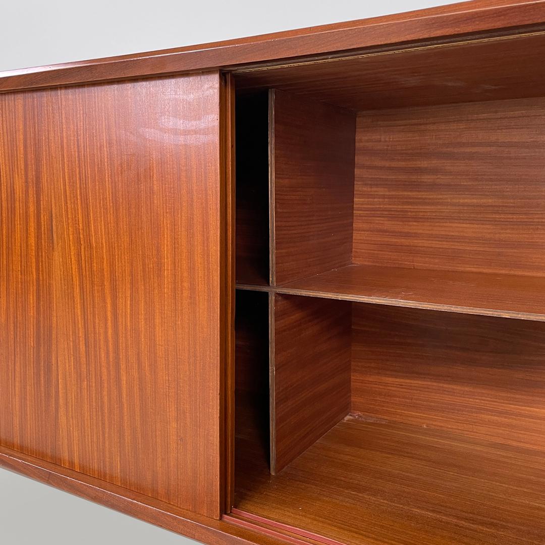 Credenza italiana di metà secolo a due ante in legno con maniglie in ottone, anni '60 in vendita 7
