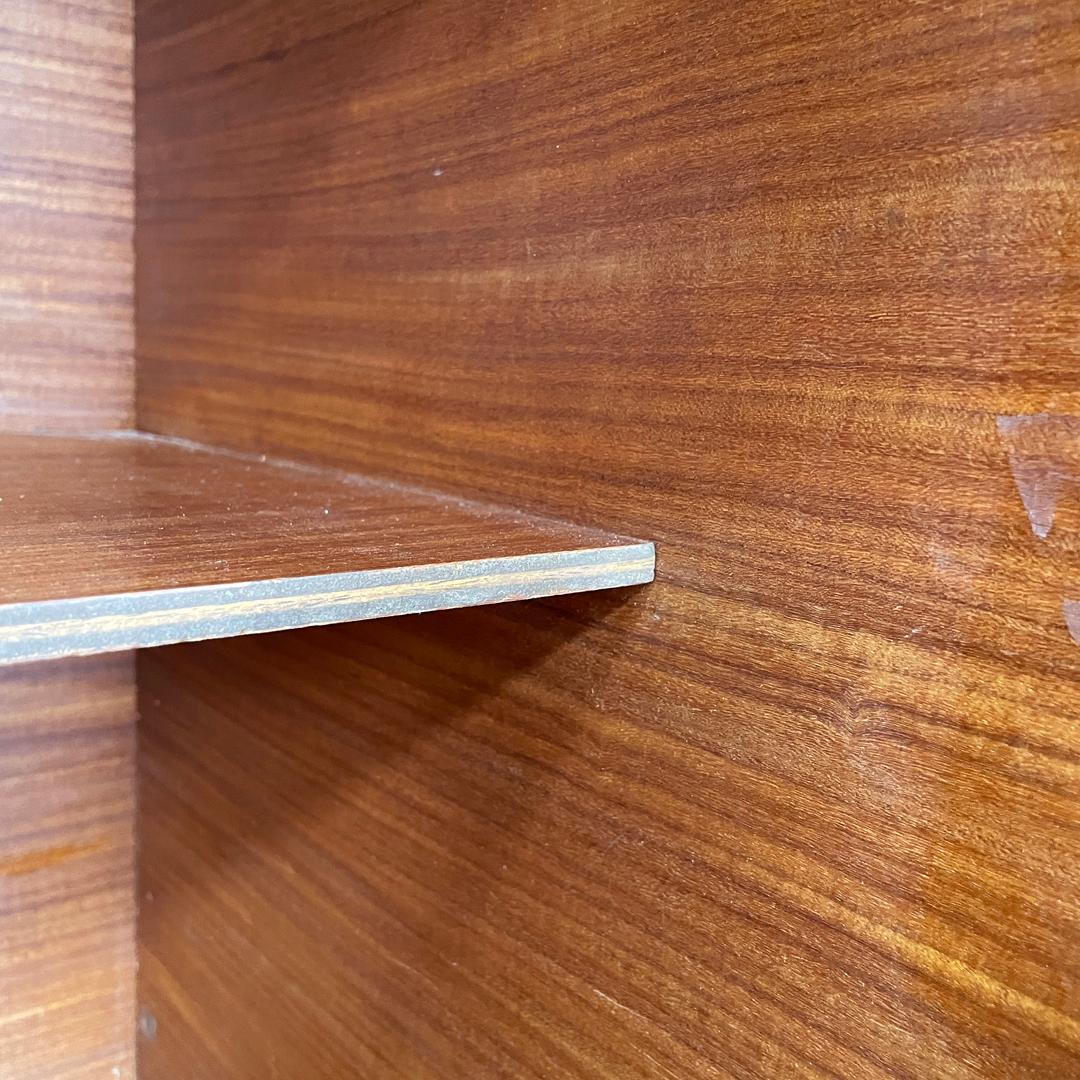 Credenza italiana di metà secolo a due ante in legno con maniglie in ottone, anni '60 in vendita 8