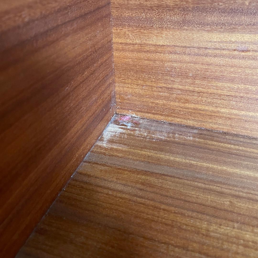 Credenza italiana di metà secolo a due ante in legno con maniglie in ottone, anni '60 in vendita 9