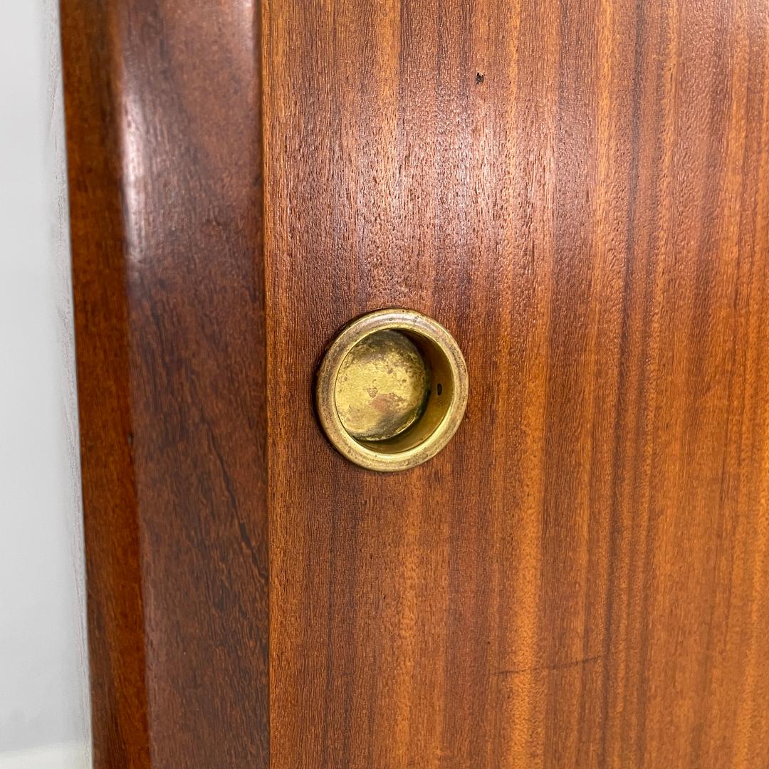 Credenza italiana di metà secolo a due ante in legno con maniglie in ottone, anni '60 in vendita 10