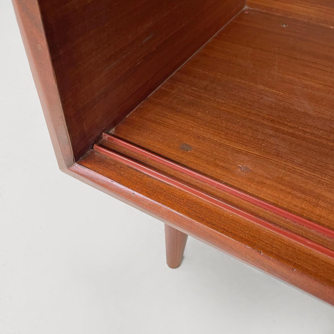 Credenza italiana di metà secolo a due ante in legno con maniglie in ottone, anni '60 in vendita 11