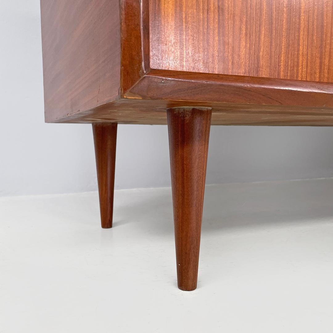 Credenza italiana di metà secolo a due ante in legno con maniglie in ottone, anni '60 in vendita 12