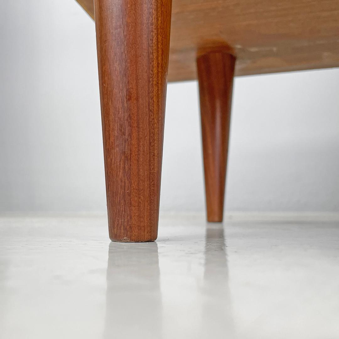Credenza italiana di metà secolo a due ante in legno con maniglie in ottone, anni '60 in vendita 13