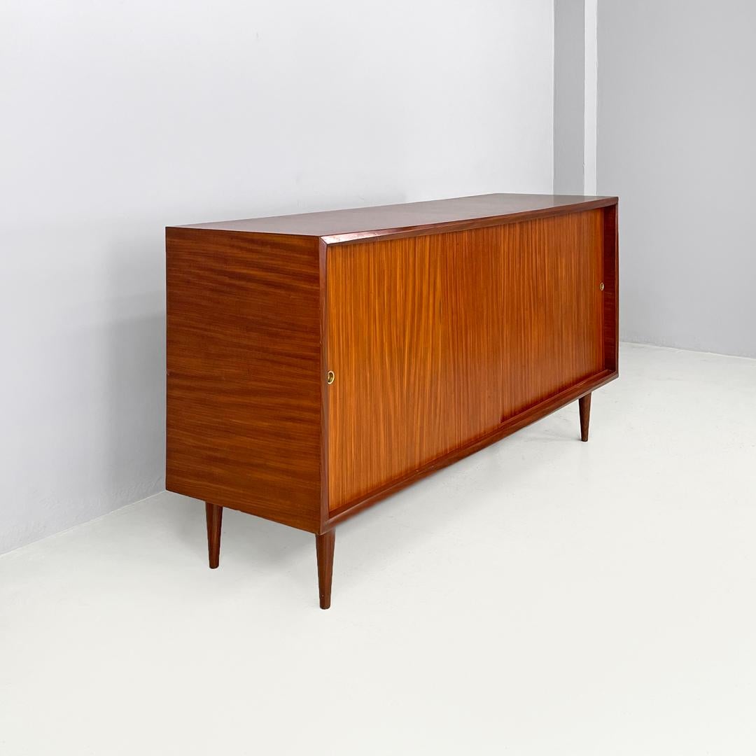 Mid-Century moderno Credenza italiana di metà secolo a due ante in legno con maniglie in ottone, anni '60 in vendita