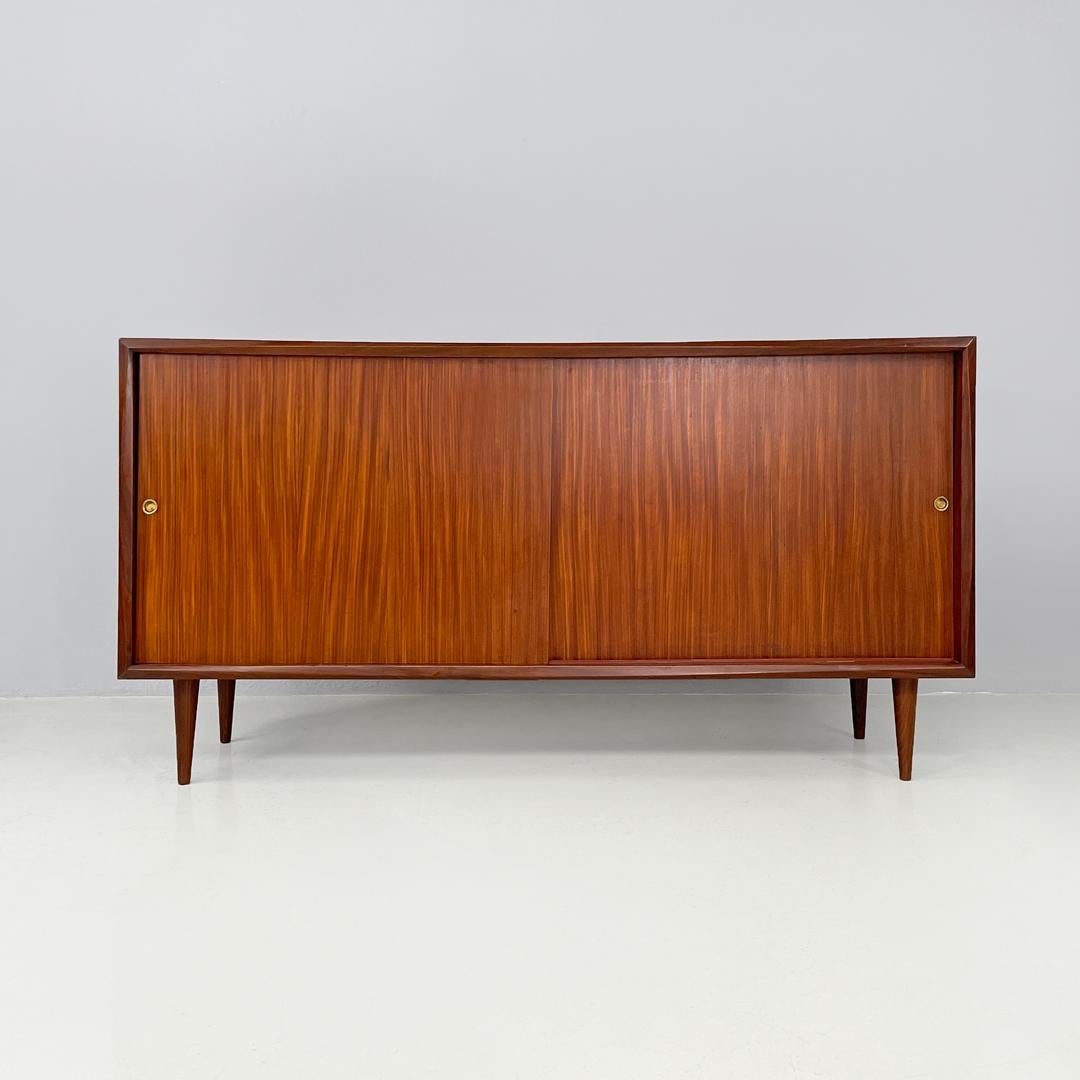 Italiano Credenza italiana di metà secolo a due ante in legno con maniglie in ottone, anni '60 in vendita