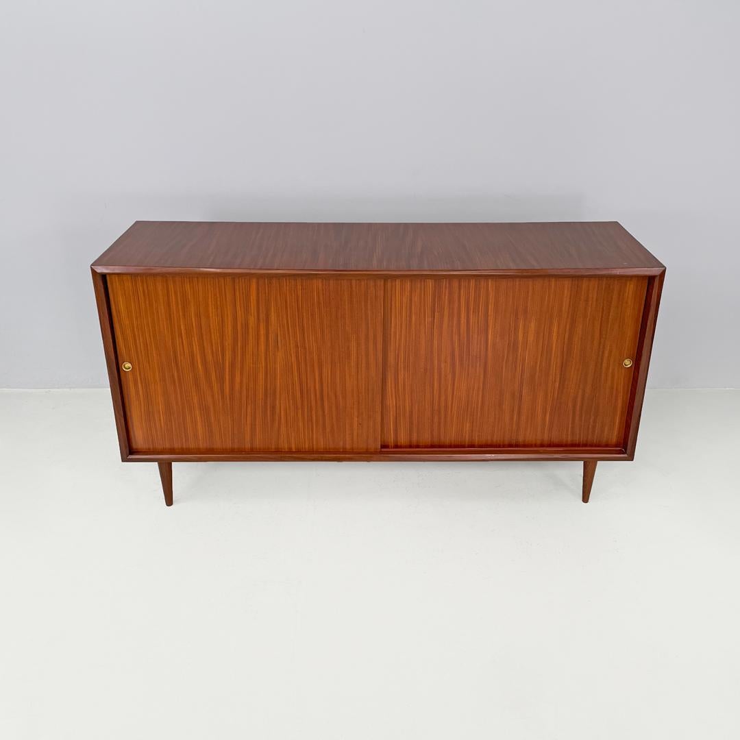 Credenza italiana di metà secolo a due ante in legno con maniglie in ottone, anni '60 In condizioni buone in vendita a MIlano, IT