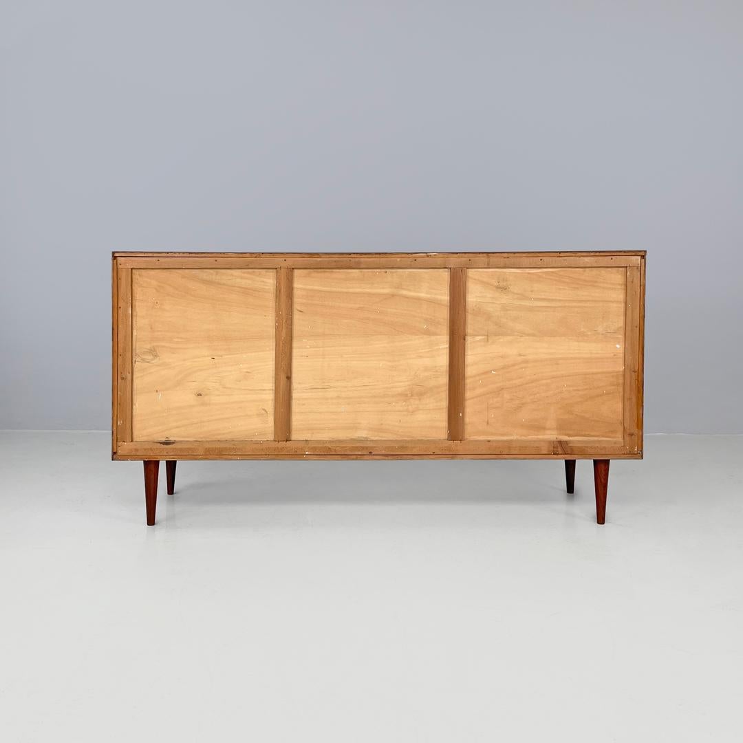 Ottone Credenza italiana di metà secolo a due ante in legno con maniglie in ottone, anni '60 in vendita