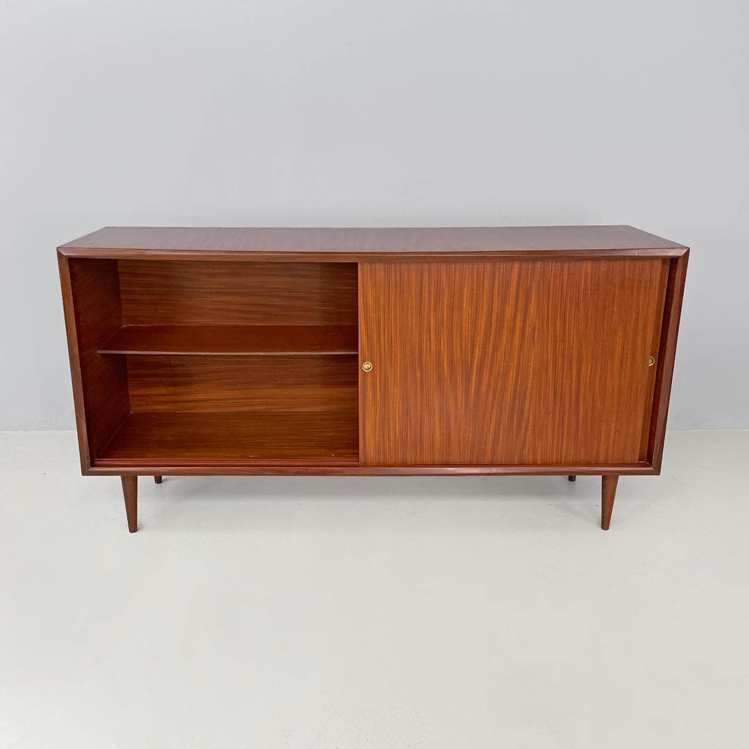 Credenza italiana di metà secolo a due ante in legno con maniglie in ottone, anni '60 in vendita 1