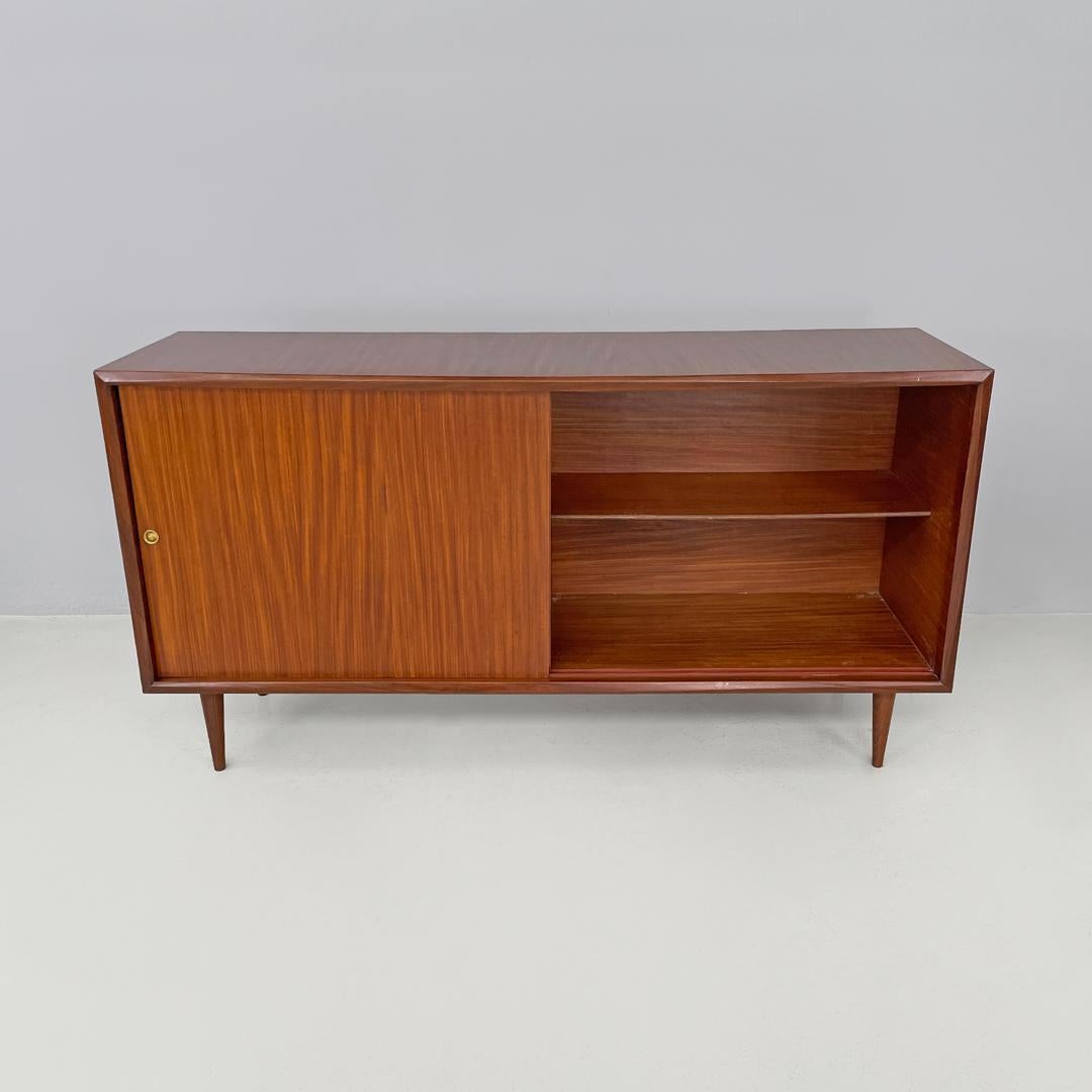 Credenza italiana di metà secolo a due ante in legno con maniglie in ottone, anni '60 in vendita 2