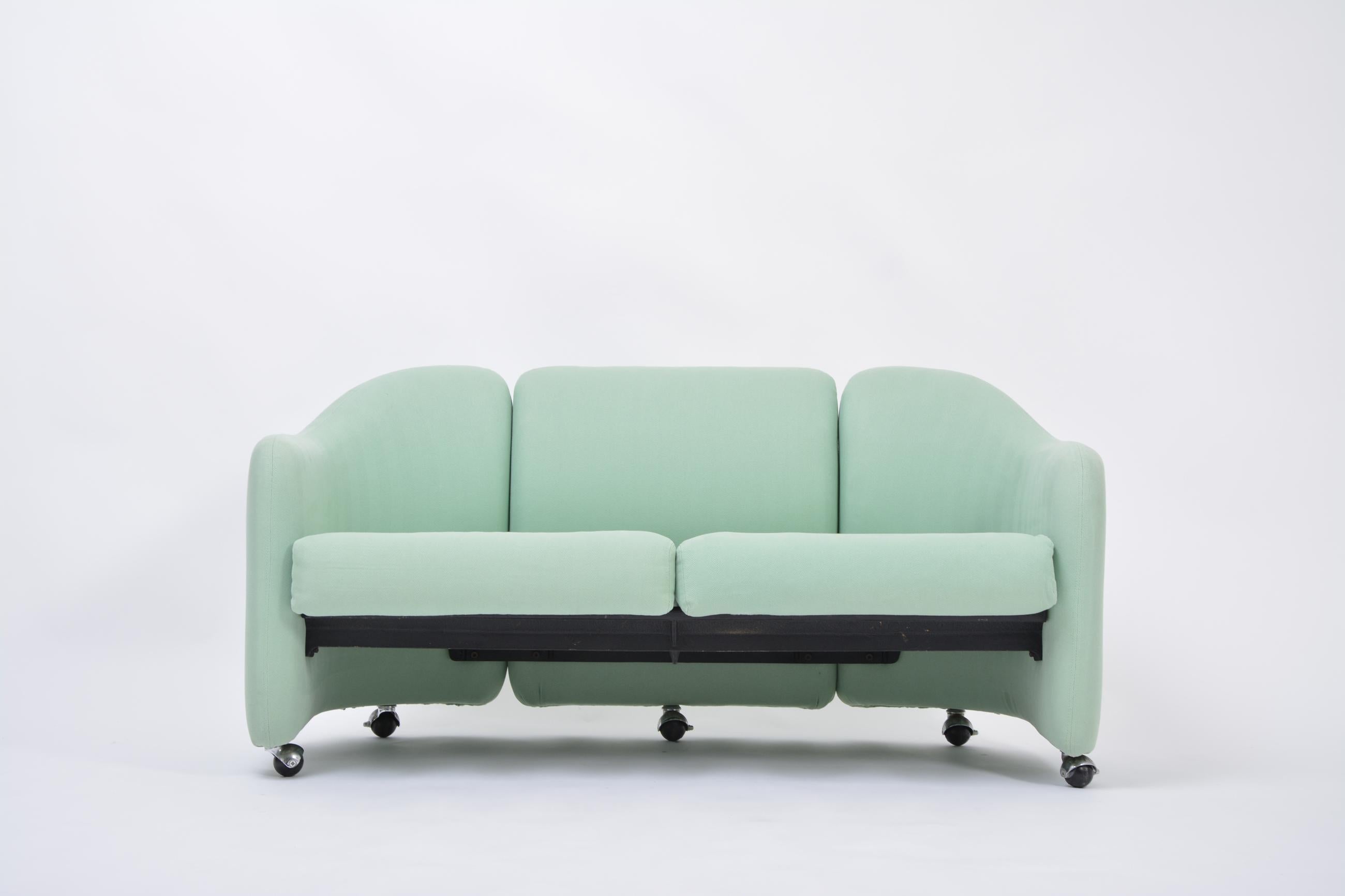 Italian Mid-Century Modern two-seater sofa by Eugenio Gerli for Tecno, 1966
Two-seat sofa on wheels, model D142, from the 142 series or the Clamis series, designed by Eugenio Gerli in 1966 and produced in Italy by Tecno.
The sofa has an internal