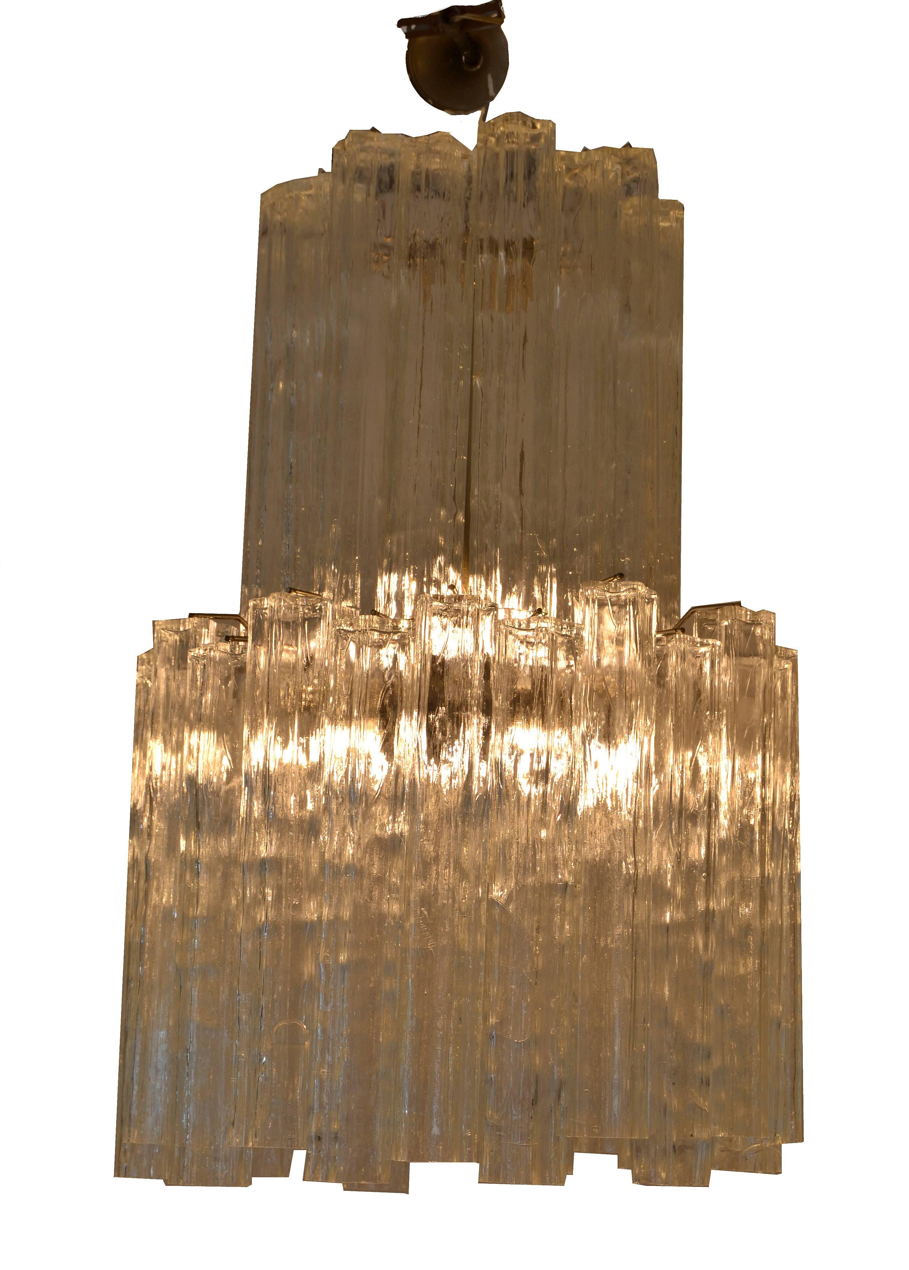 Einzigartiger Mid-Century Modern 2-stufiger Chrom-Kronleuchter mit langen mundgeblasenen Kristallglas-Tronchi-Schirmen aus Italien.
In einwandfreiem Zustand und mit 6 Glühbirnen à 25-40 Watt.
Hat eine 17,75 Zoll Kette und Baldachin auf Ihre