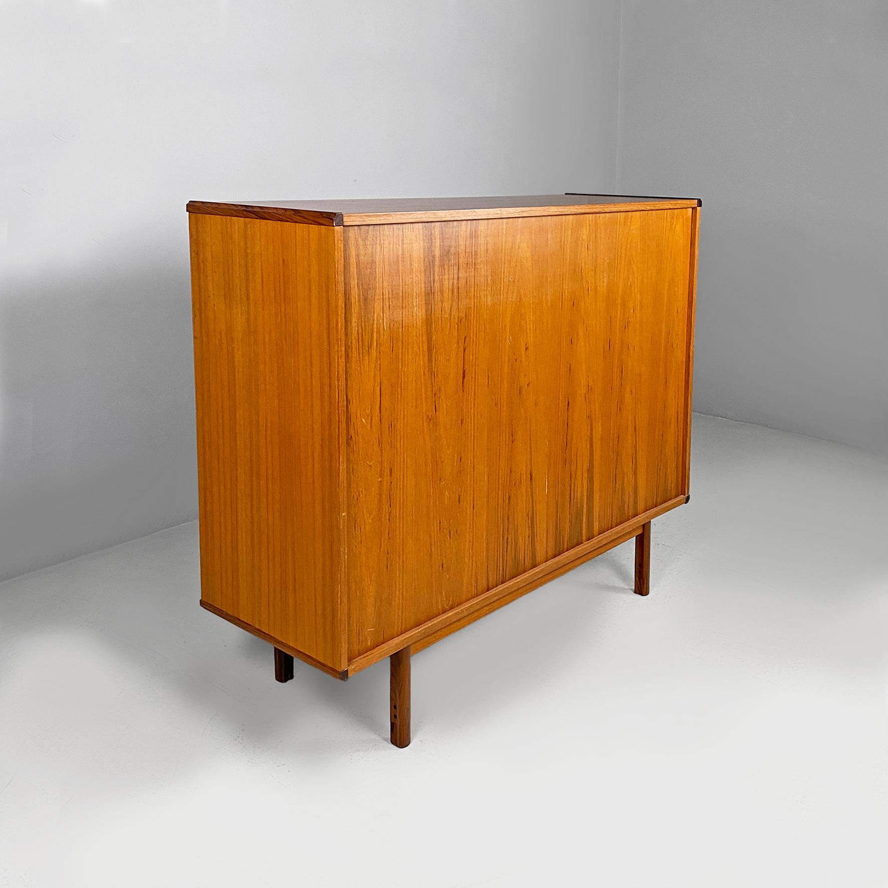 Italian mid-century modern two-tone wood highboard, 1960s In Good Condition For Sale In MIlano, IT