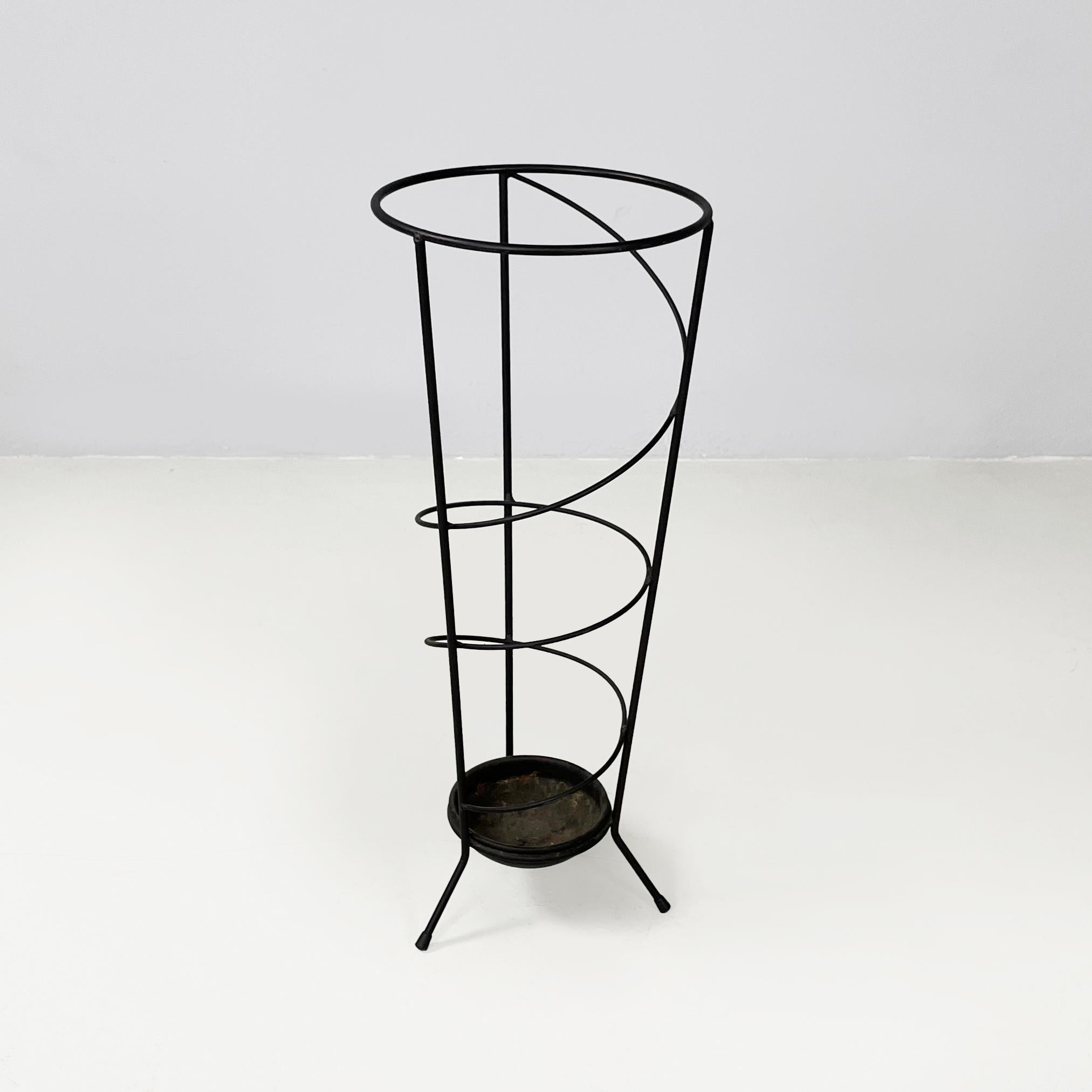 Italian mid-century modern Umbrella stand by Campo and Graffi for Home, 1960s
Round base umbrella stand in black painted metal rod. The structure has 3 vertical rods joined by a spiral metal rod. At the base there is a black metal compartment,