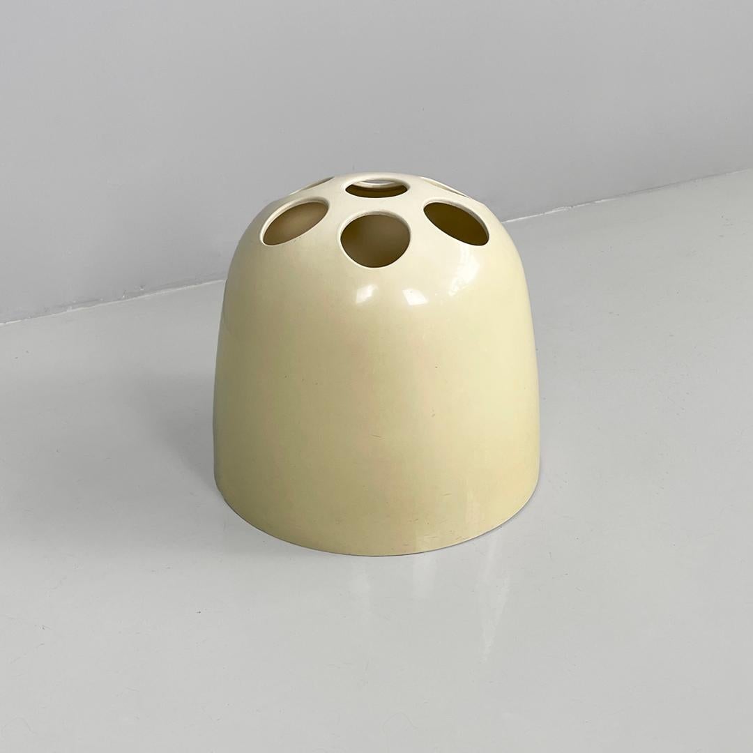 Portaombrelli italiano di metà secolo Dedalo di Emma Gismondi Schweinberger per Artemide, 1966
Portaombrelli modello Dedalo, interamente realizzato in plastica. La base rotonda è realizzata in ABS bianco. Ha sette spazi per contenere gli