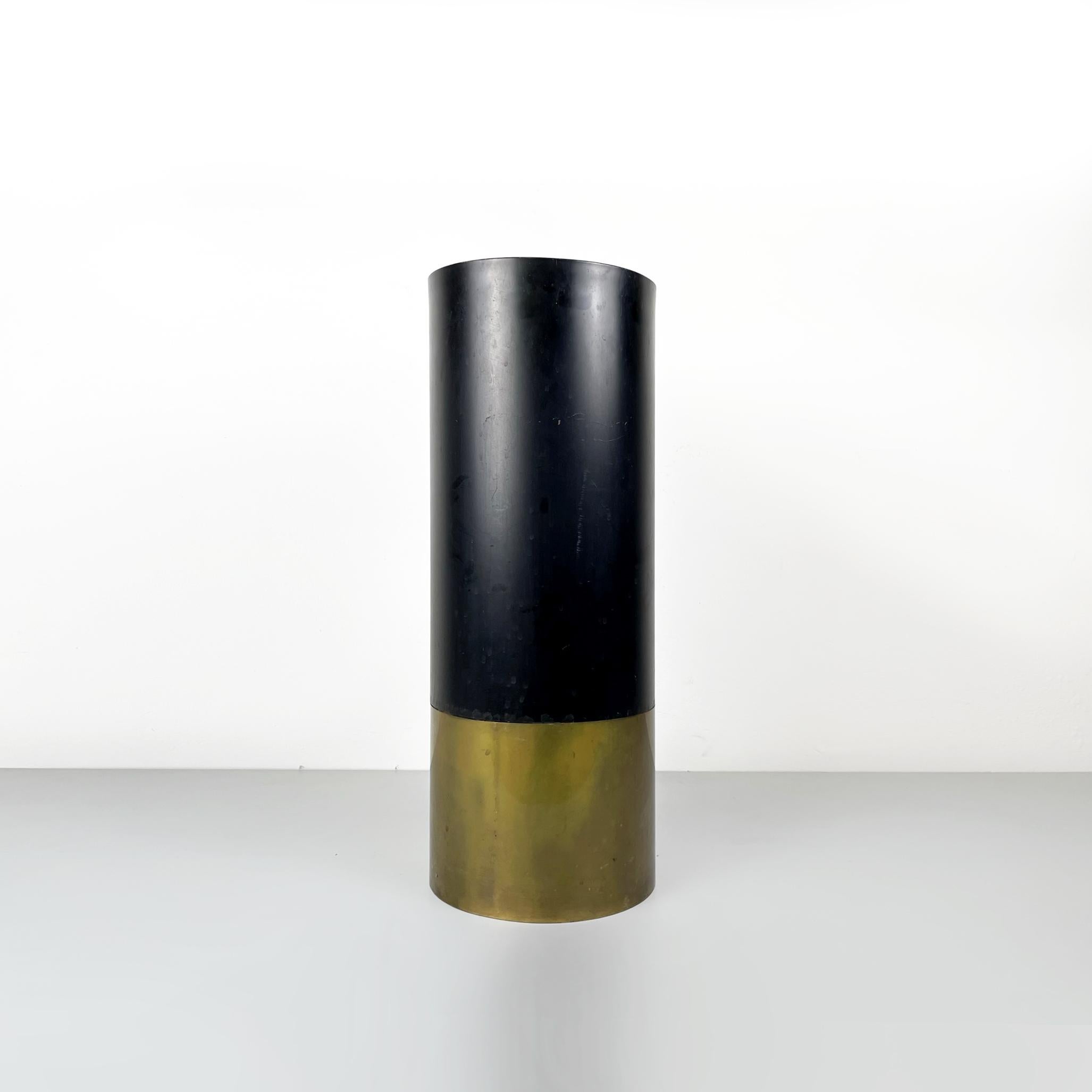 Italian Mid-Century Umbrella stand Cartuccia Pto2 by Luigi Caccia Dominioni for Azucena, 1950s
Cylindrical umbrella stand mod. Cartuccia Pto2 in black painted metal at the top and in brass at the base.
Produced by Azucena in 1950s and designed by