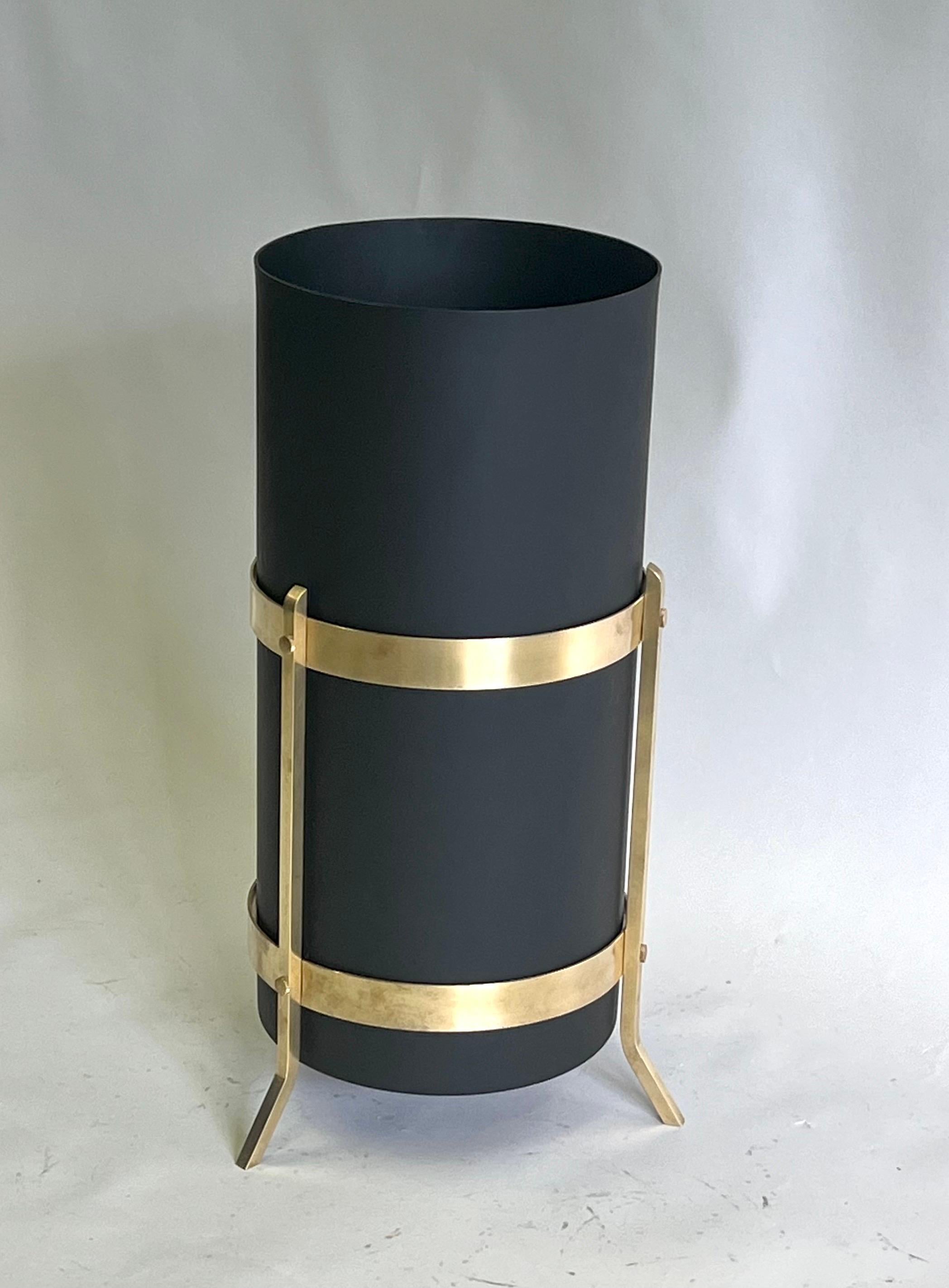 Mid-Century Modern Stand parapluie ou poubelle en laiton et acier émaillé de style italien moderne du milieu du siècle dernier en vente