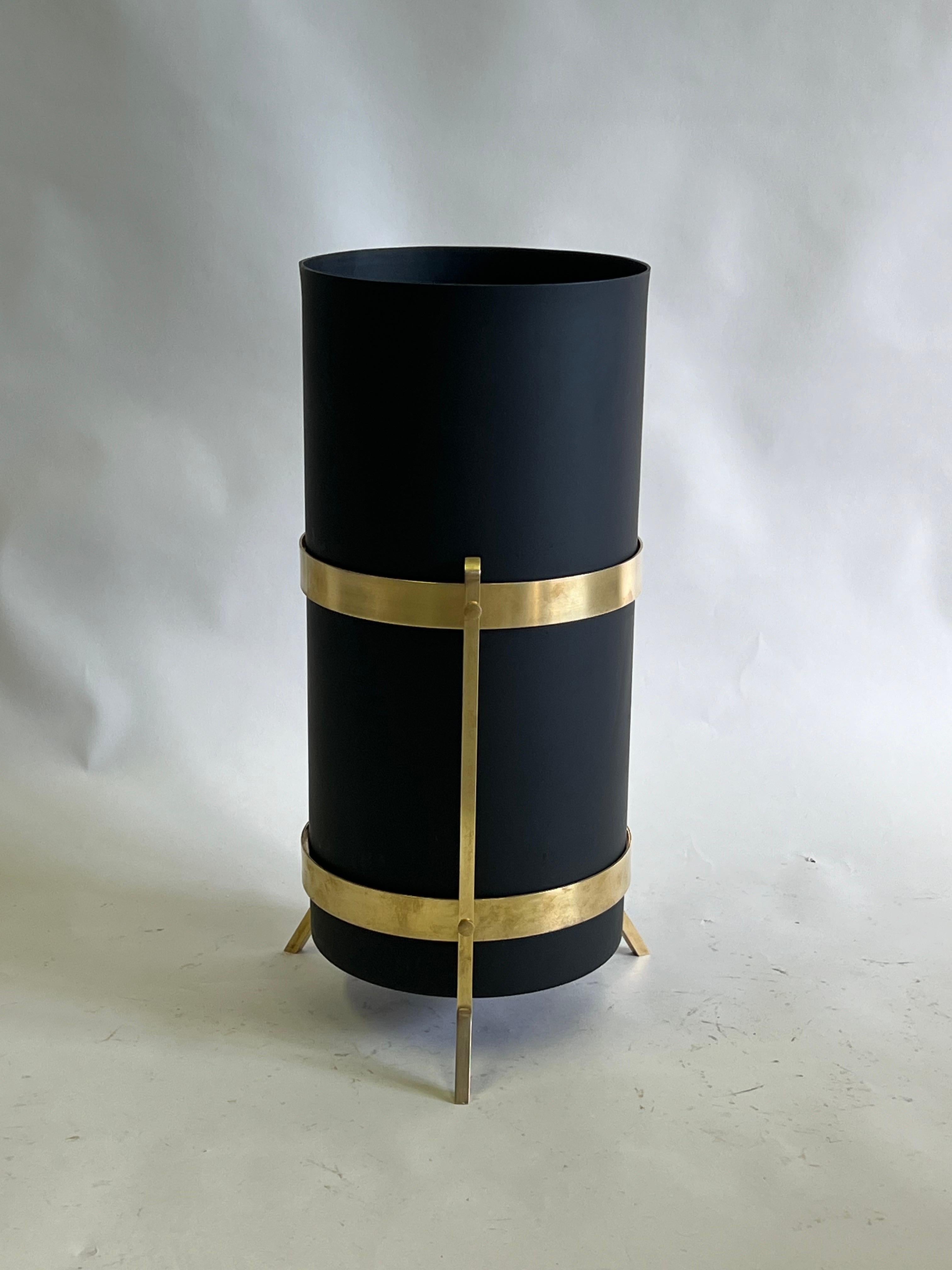 Fait main Stand parapluie ou poubelle en laiton et acier émaillé de style italien moderne du milieu du siècle dernier en vente