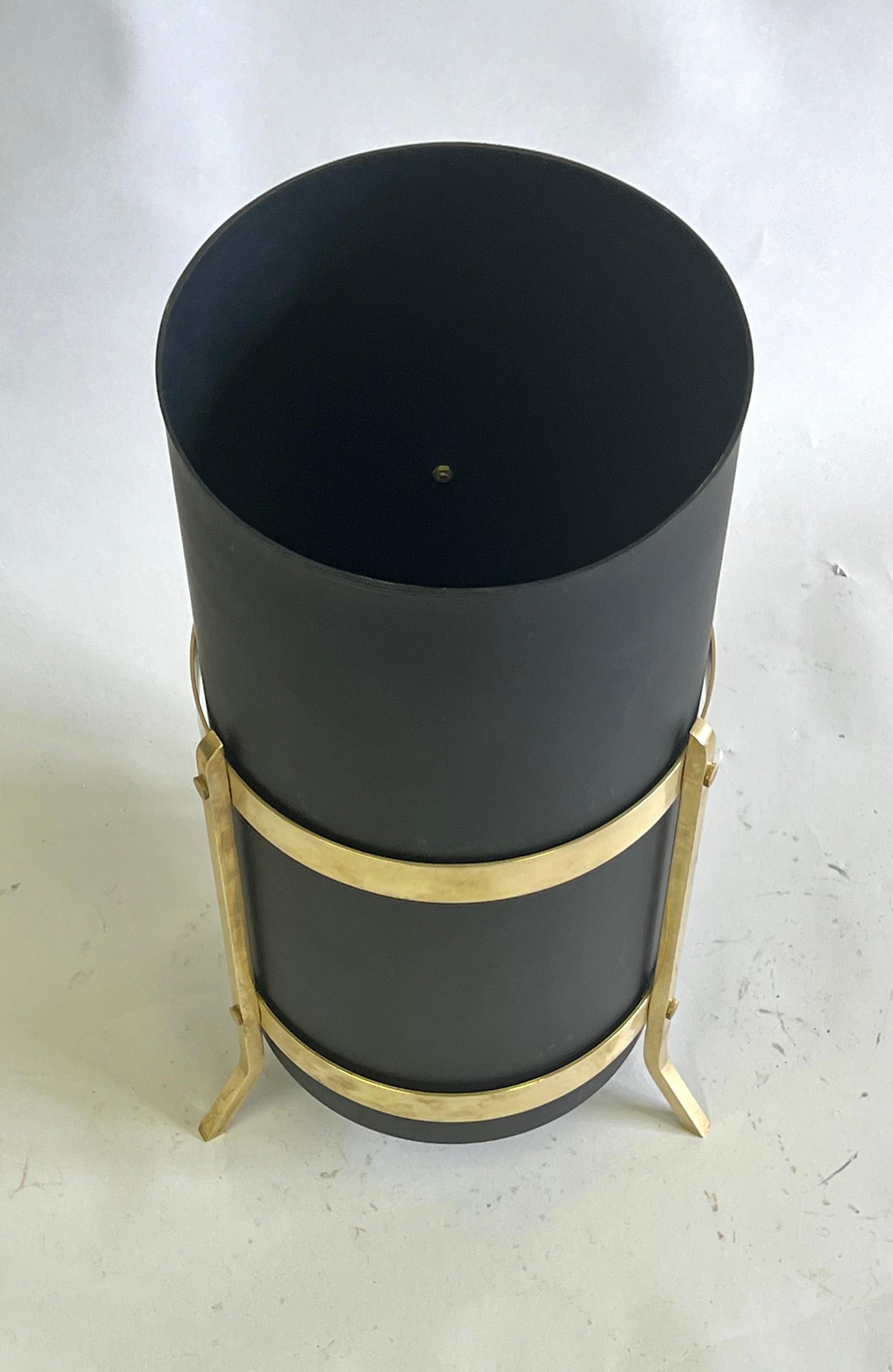 Laiton Stand parapluie ou poubelle en laiton et acier émaillé de style italien moderne du milieu du siècle dernier en vente