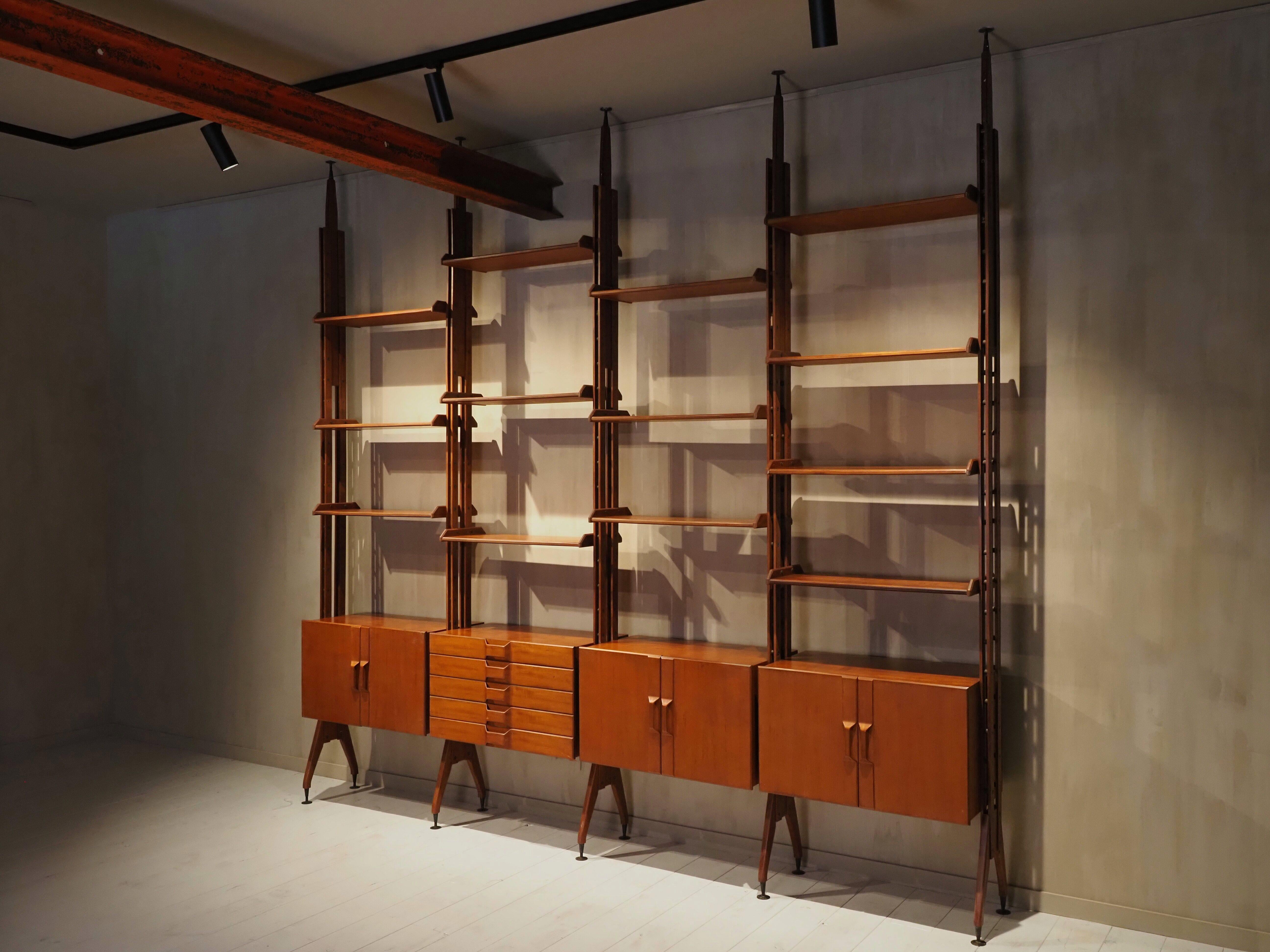 Mid-Century Modern unit, elegant Italian design

A stunning vintage mid-century modern (wall) unit in exceptional condition. This modular shelving system features sleek lines, rich tones, and beautifully crafted details that highlight its timeless