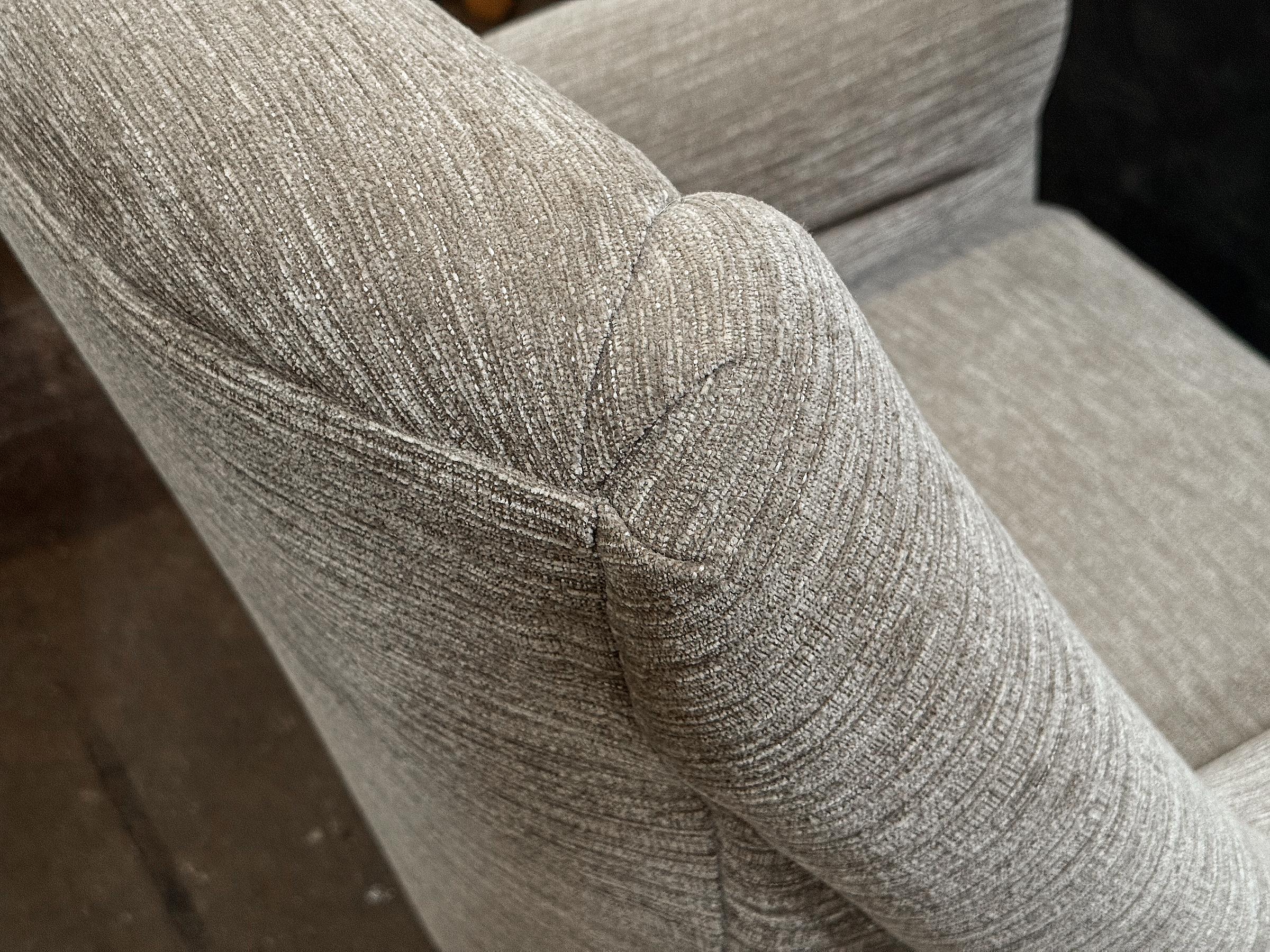 Fauteuils italiens modernes du milieu du siècle, rembourrés, vendus à l'unité Bon état - En vente à Austin, TX