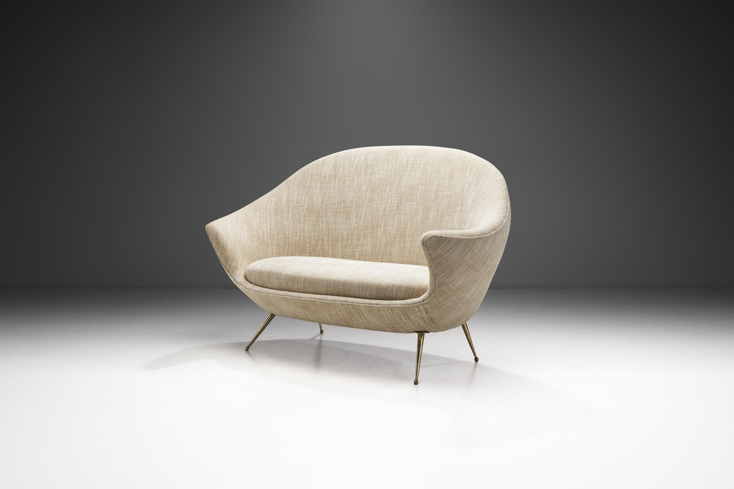 Das italienische Möbel- und Innendesign der Jahrhundertmitte ist bekannt für seine eleganten, organischen Formen. Die Sitzmöbelmodelle dieser Epoche - darunter auch dieses Sofa - wurden geschaffen, um den Geist der Wiedergeburt des Möbeldesigns der