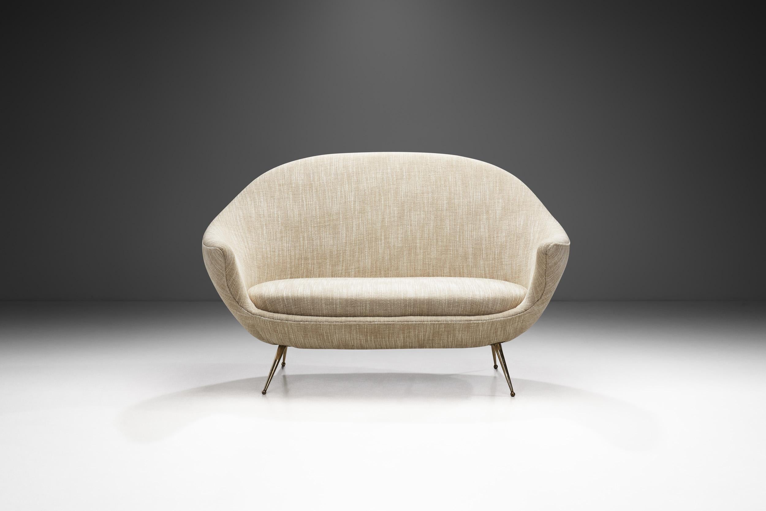 Gepolstertes italienisches Mid-Century-Modern-Sofa mit Metallbeinen, Italien 1950er Jahre (Moderne der Mitte des Jahrhunderts) im Angebot