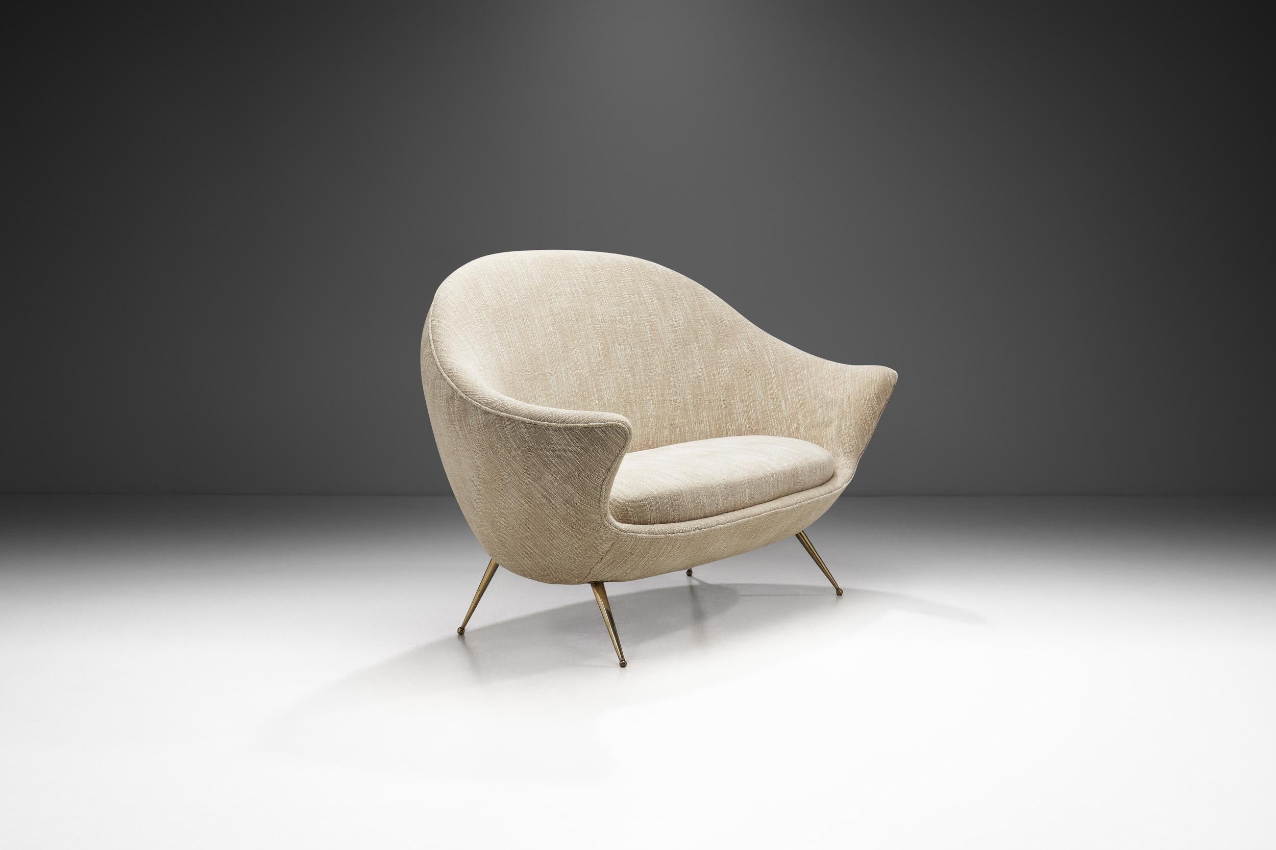 Gepolstertes italienisches Mid-Century-Modern-Sofa mit Metallbeinen, Italien 1950er Jahre (Italienisch) im Angebot