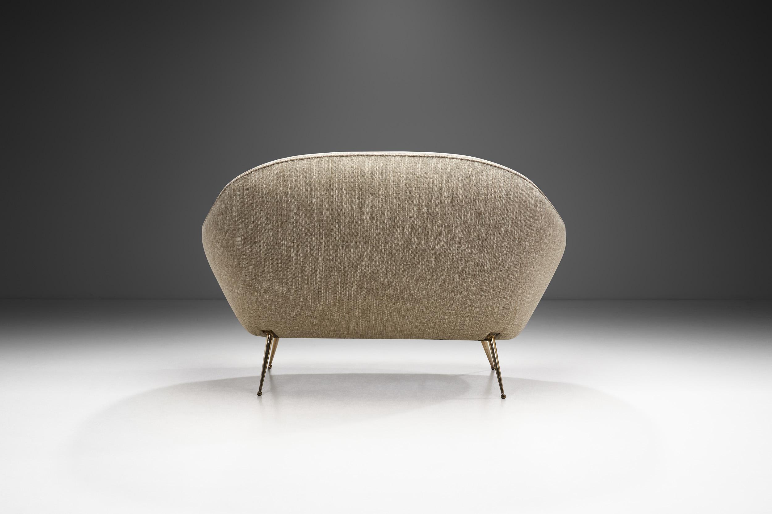 Gepolstertes italienisches Mid-Century-Modern-Sofa mit Metallbeinen, Italien 1950er Jahre im Zustand „Gut“ im Angebot in Utrecht, NL