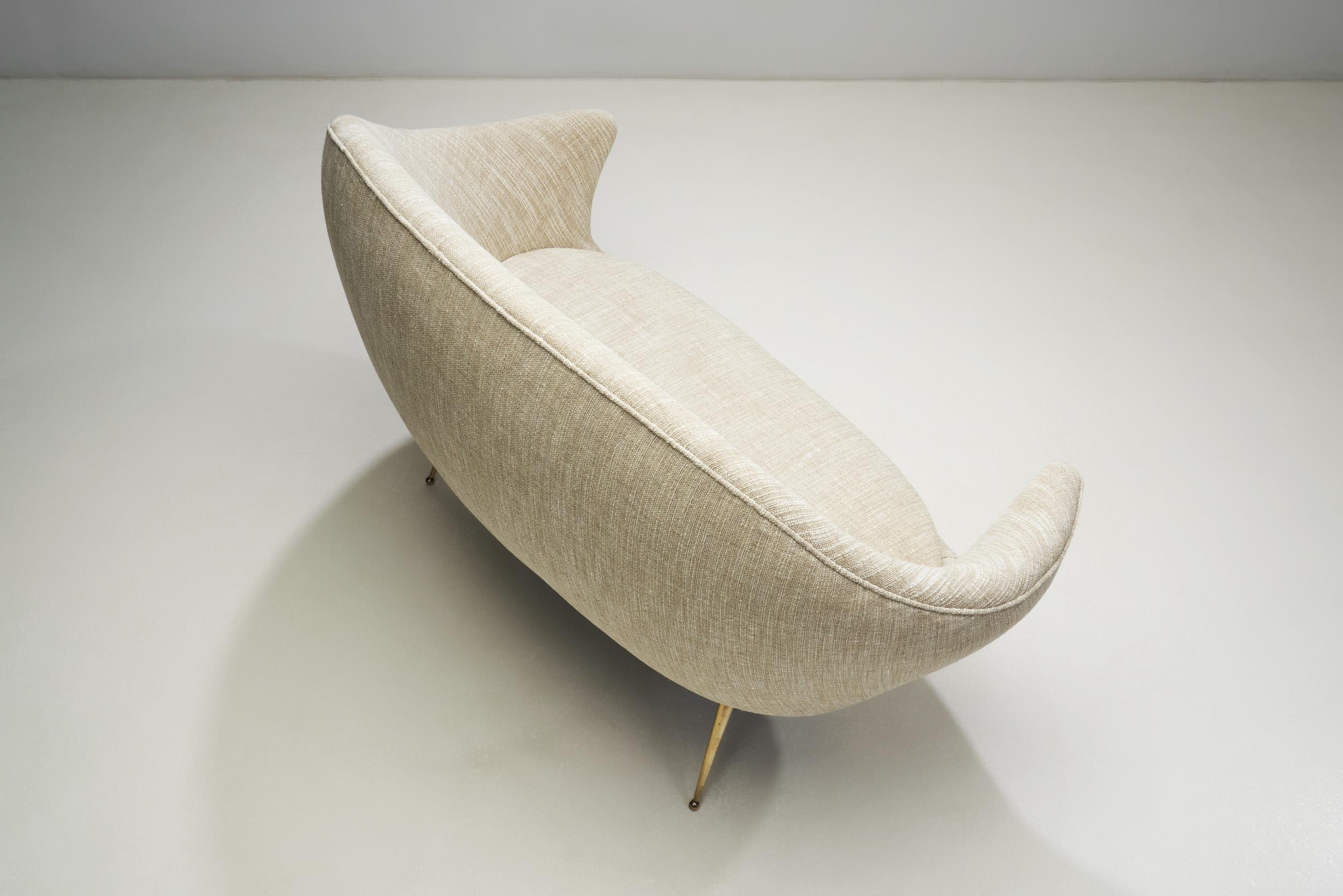 Gepolstertes italienisches Mid-Century-Modern-Sofa mit Metallbeinen, Italien 1950er Jahre (Mitte des 20. Jahrhunderts) im Angebot