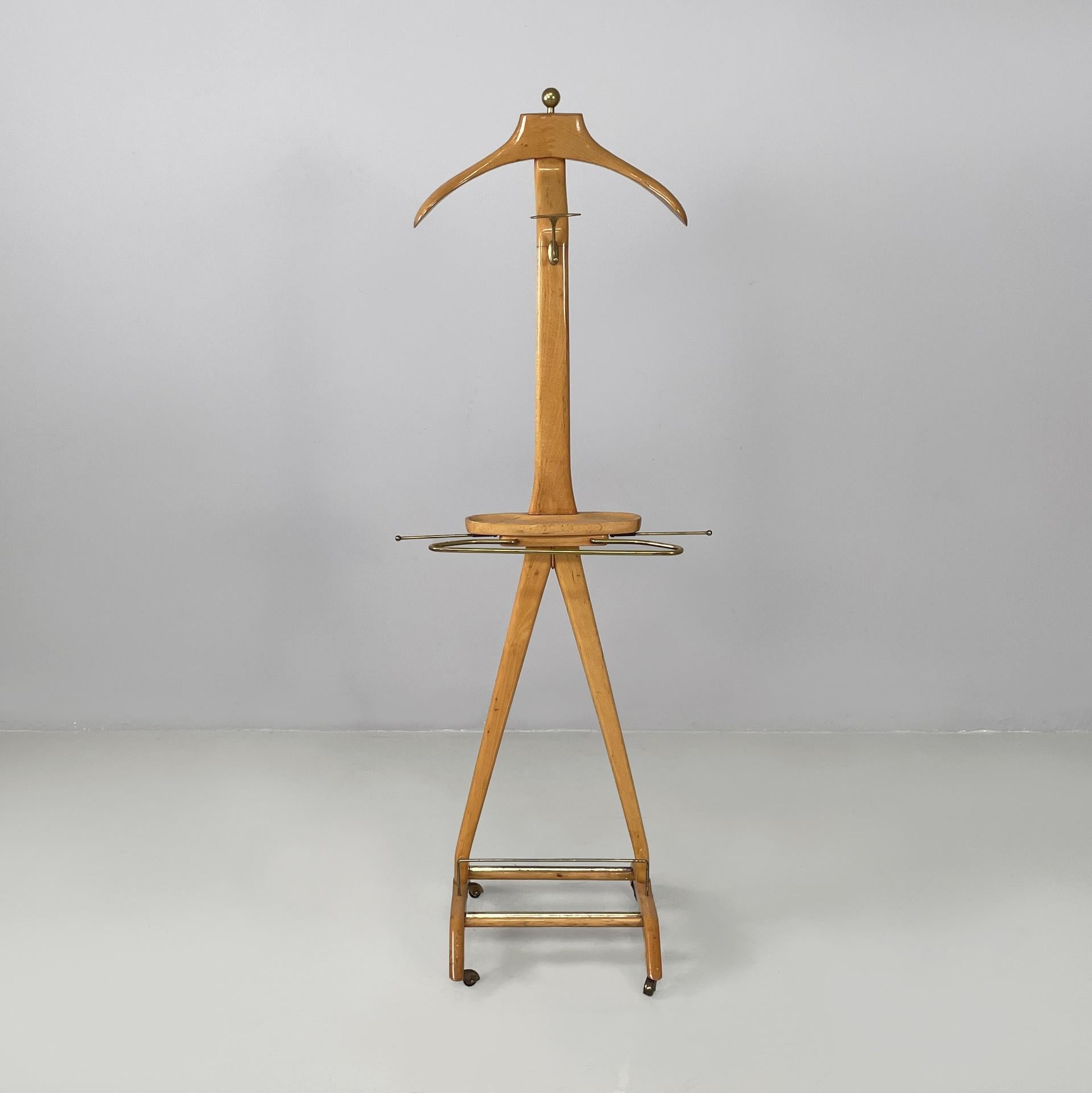 Portavalori italiano di metà secolo moderno in legno e ottone di Ico Parisi per Fratelli Reguitti, anni '60
Portavalori da terra in legno e ottone. La parte superiore presenta un appendiabiti in legno con una sfera in ottone che può essere