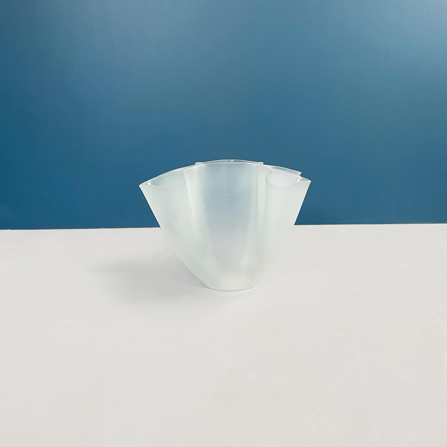 Italian Mid-Century Modern Vase Cartoccio in satin glass by Pietro Chiesa, 1940s
Vase model Cartoccio of irregularly shaped in satin glass.
Designed by Pietro Chiesa in 1940s.
Very good conditions
Measurements in cm 35x35x24h.

.