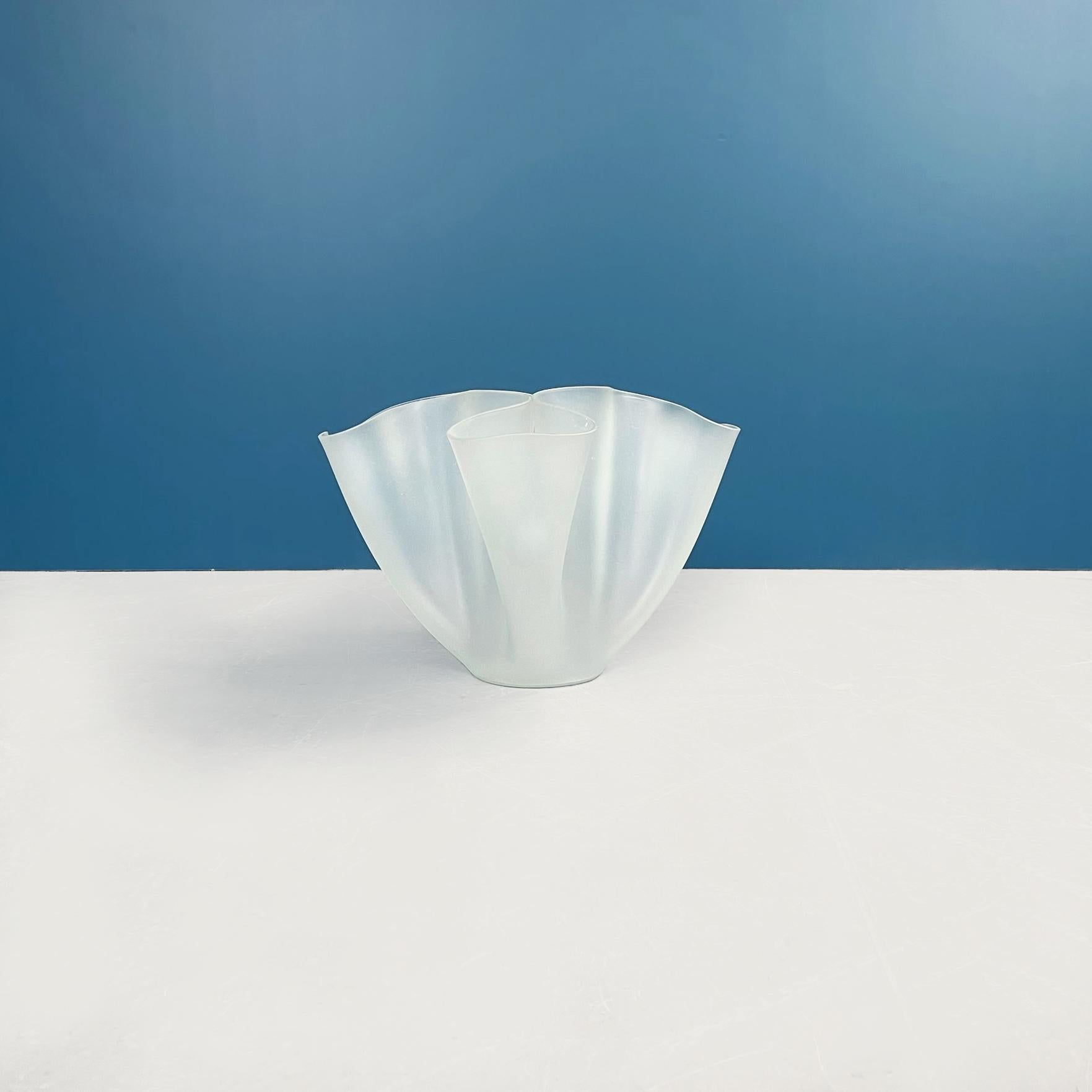 Italienische Mid-Century Modern-Vase Cartoccio aus satiniertem Glas von Pietro Chiesa, 1940er Jahre (Moderne der Mitte des Jahrhunderts) im Angebot