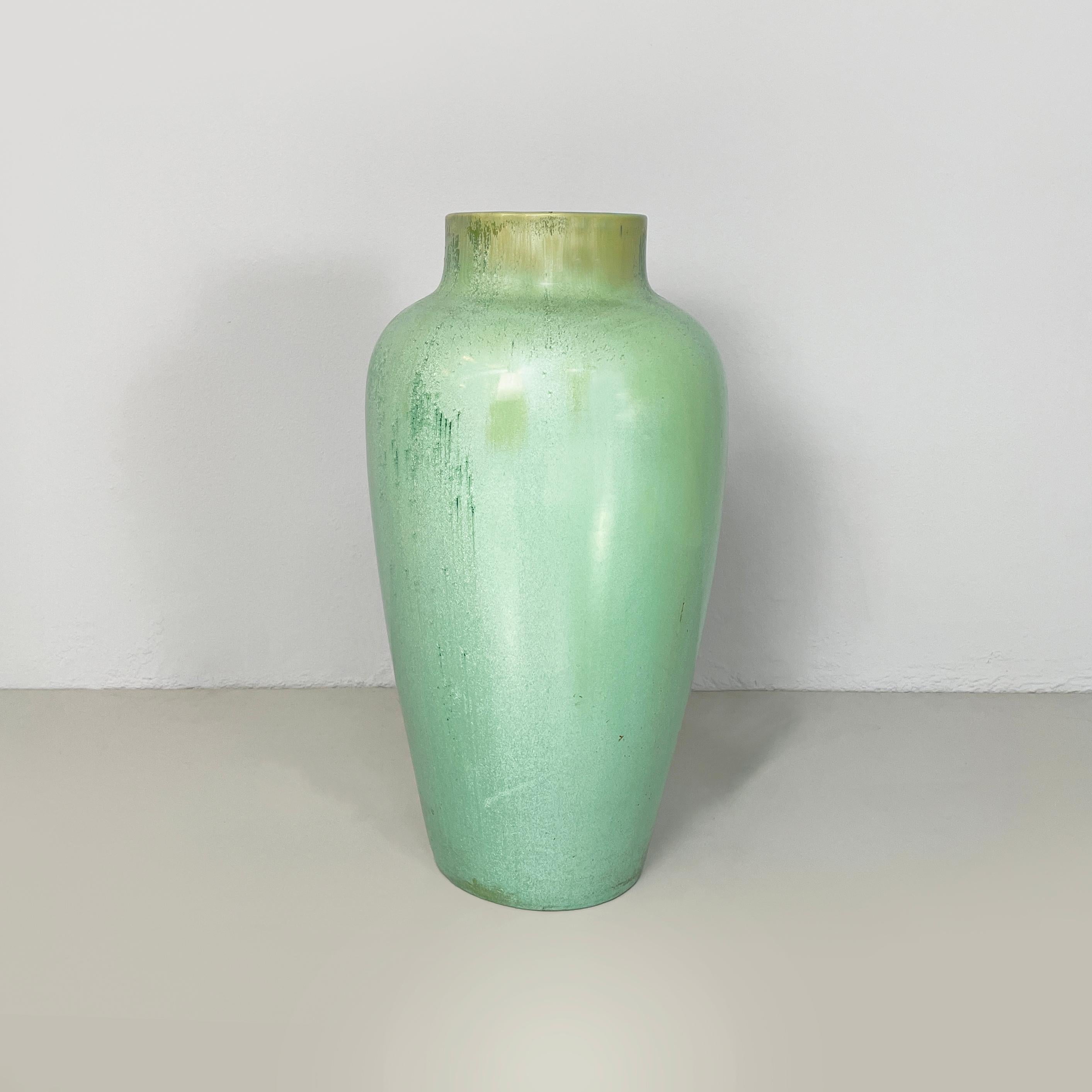 Italian mid-century modern Vase in glazed ceramic by Guido Andlovitz, 1940s
Fantastic and vintage fall vase with round base in green glazed ceramic. The vase has a round hole at the top. The structure tends to widen in the center and narrow at the