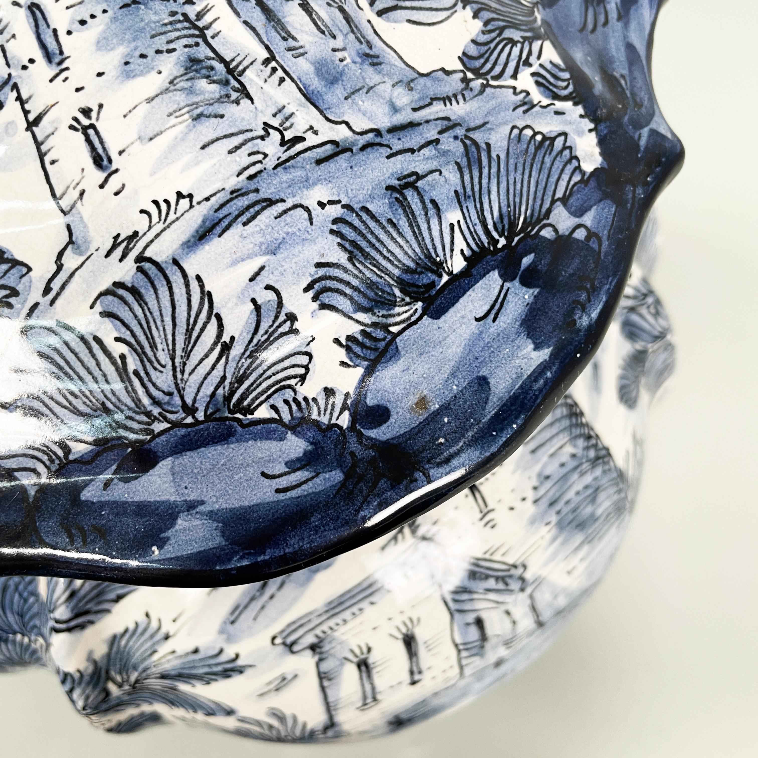 Vaso italiano della metà del secolo scorso in ceramica bianca e blu, 1900-1950 in vendita 3