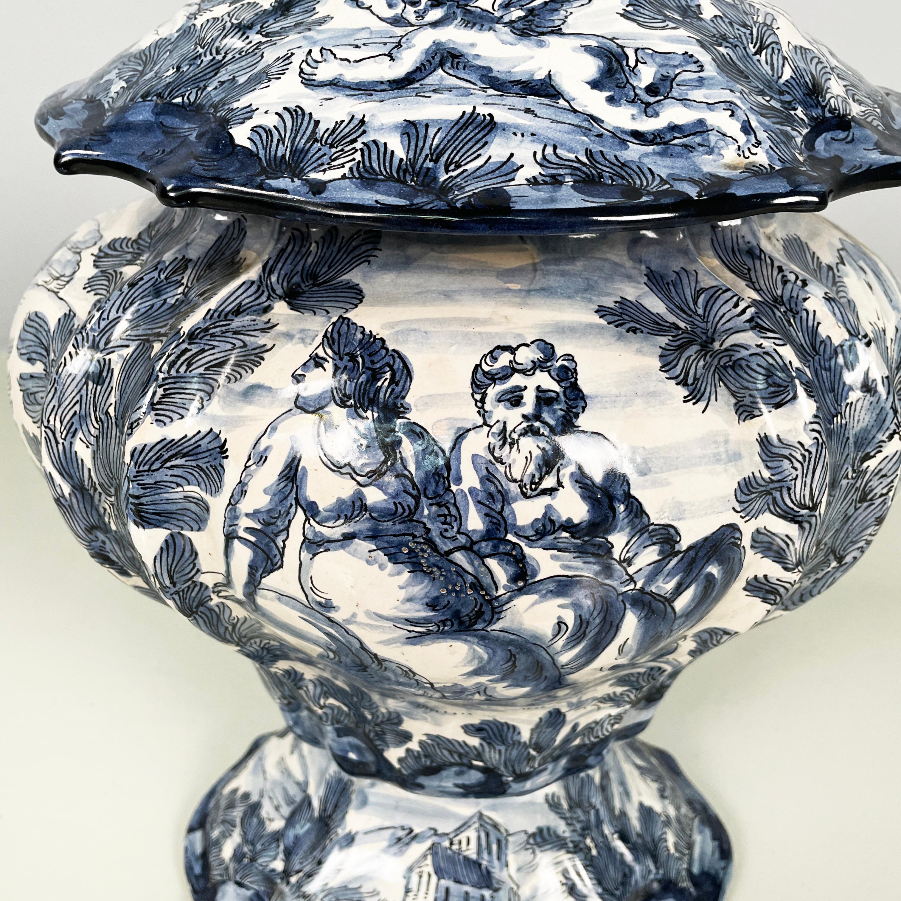Vaso italiano della metà del secolo scorso in ceramica bianca e blu, 1900-1950 in vendita 4