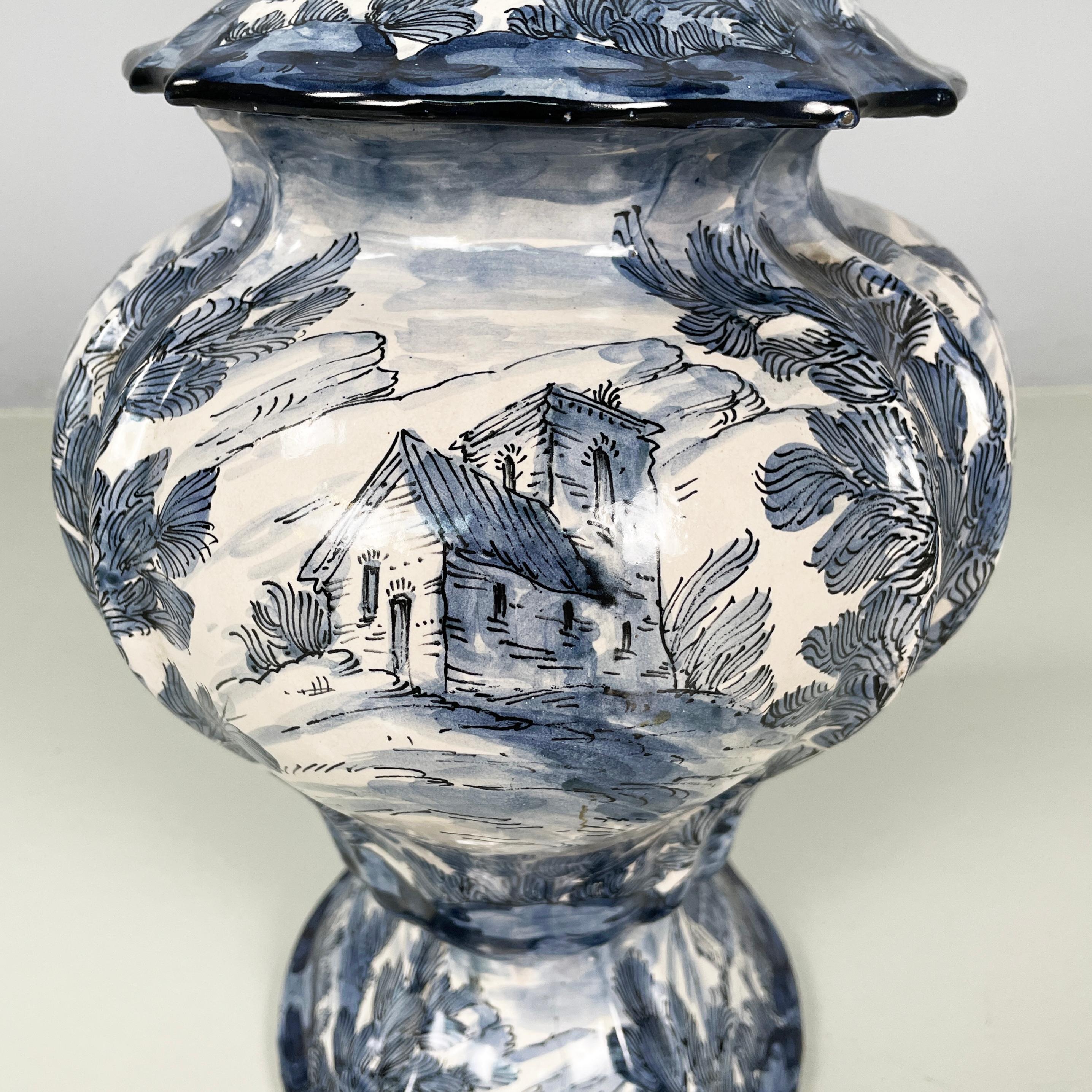 Vaso italiano della metà del secolo scorso in ceramica bianca e blu, 1900-1950 in vendita 5
