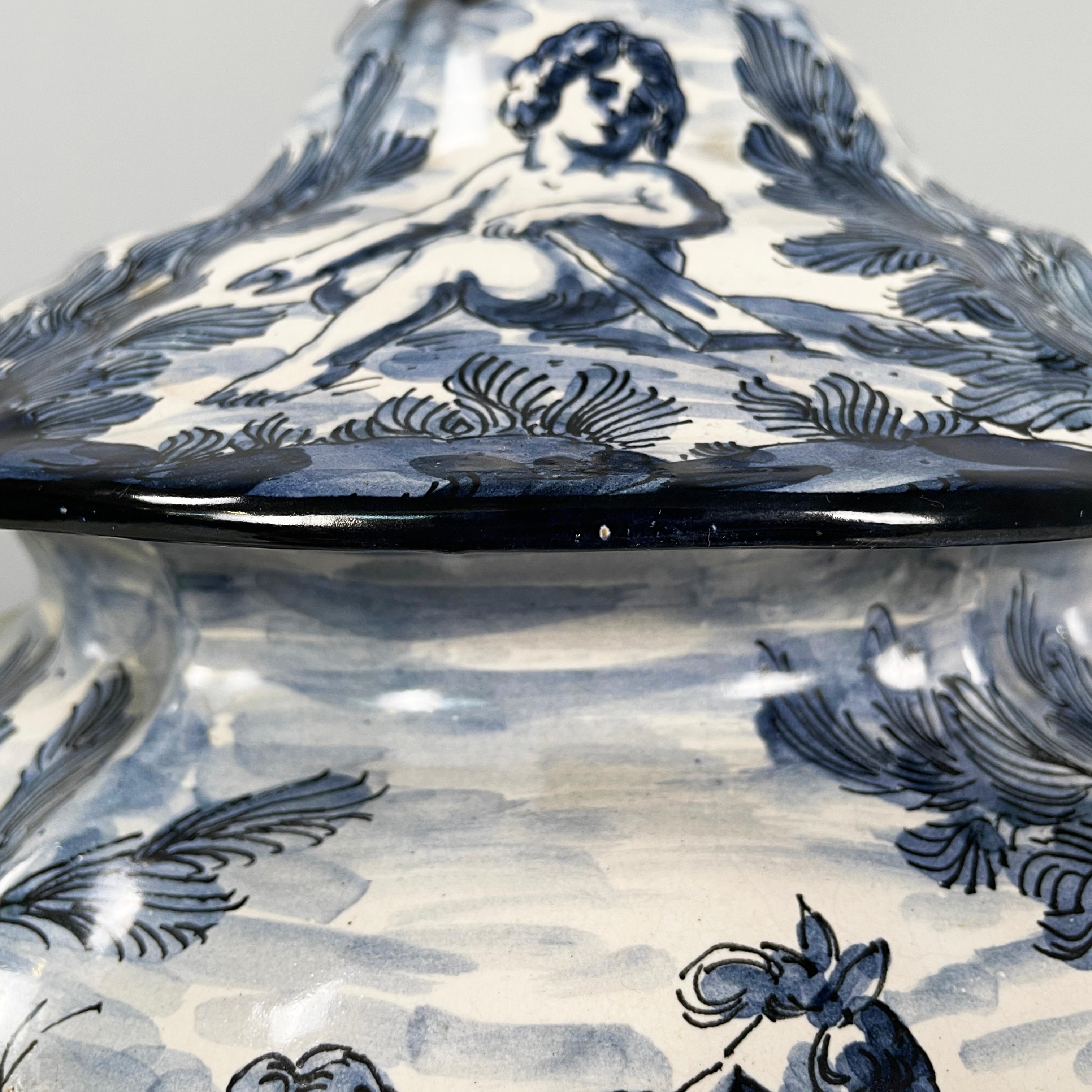 Vaso italiano della metà del secolo scorso in ceramica bianca e blu, 1900-1950 in vendita 8