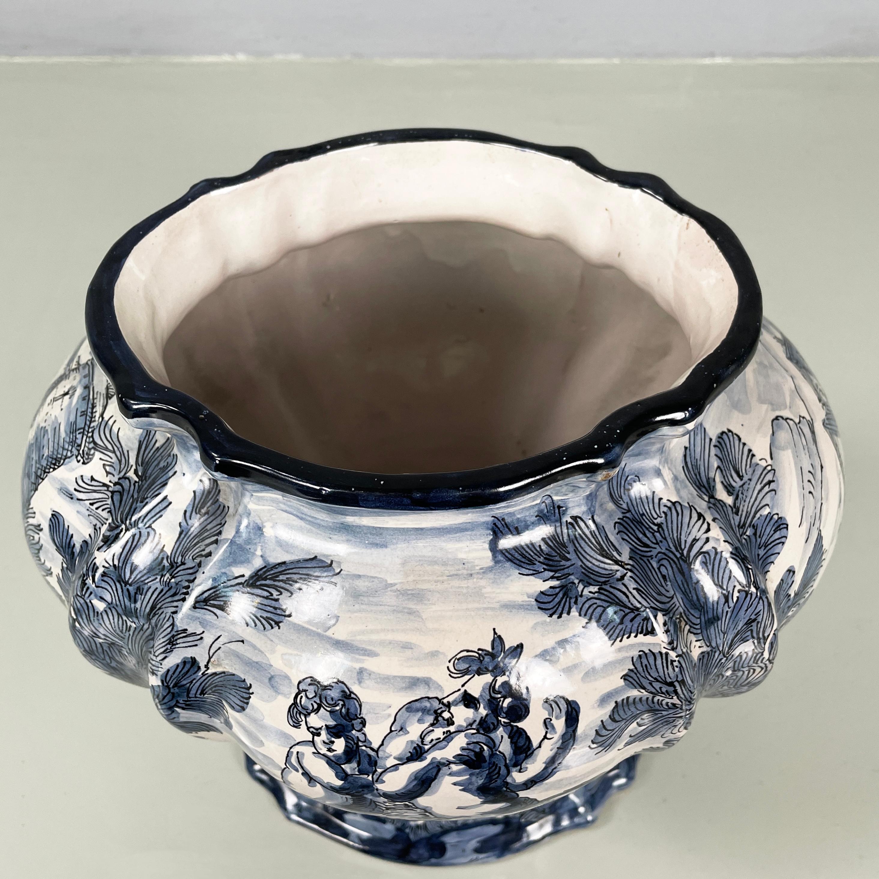 Vaso italiano della metà del secolo scorso in ceramica bianca e blu, 1900-1950 in vendita 9