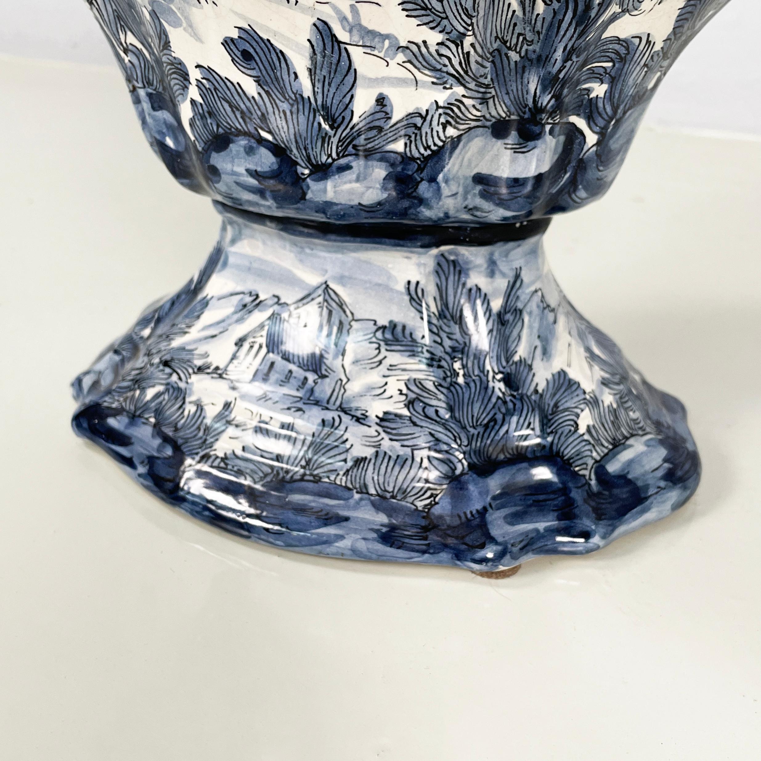 Vaso italiano della metà del secolo scorso in ceramica bianca e blu, 1900-1950 in vendita 11