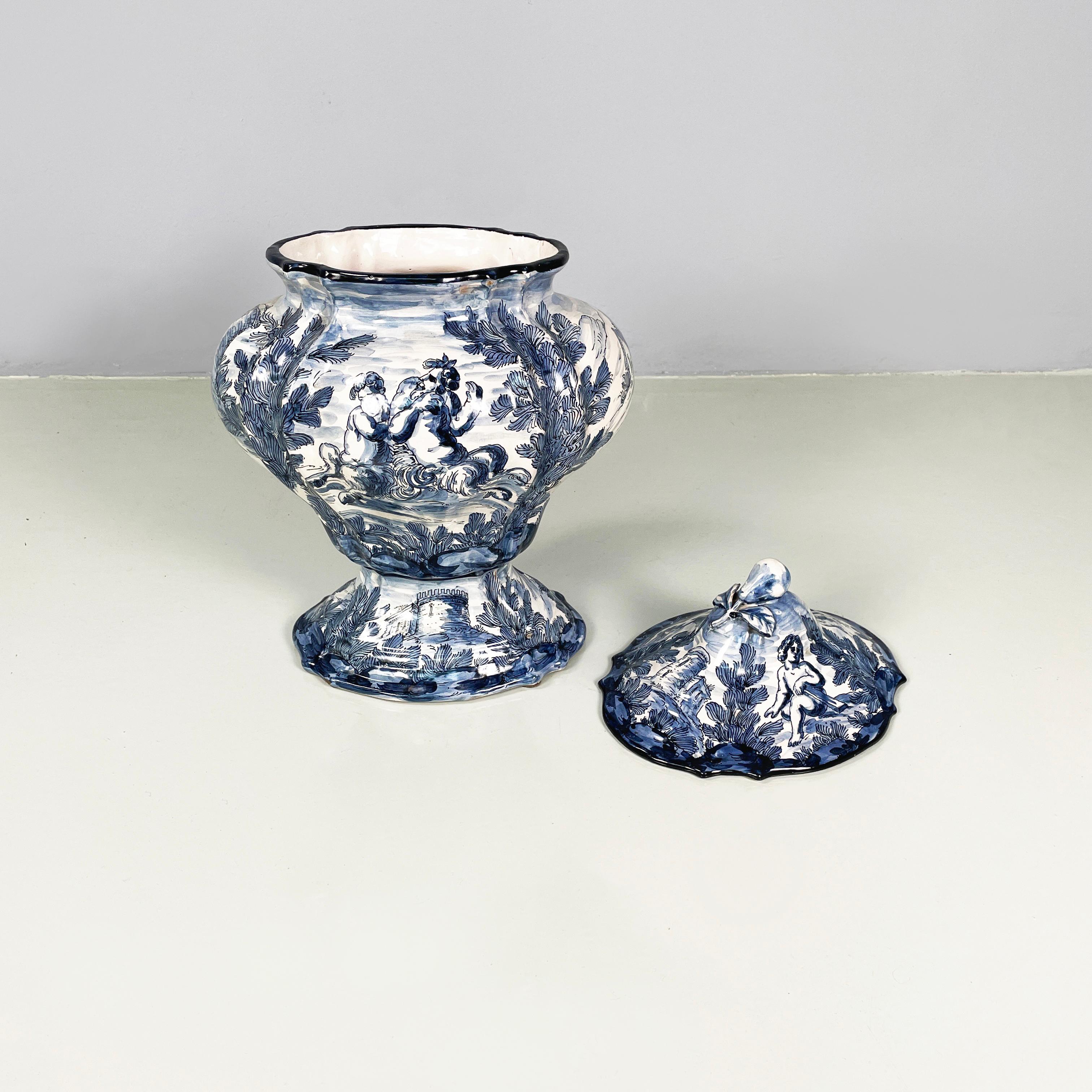 Mid-Century moderno Vaso italiano della metà del secolo scorso in ceramica bianca e blu, 1900-1950 in vendita