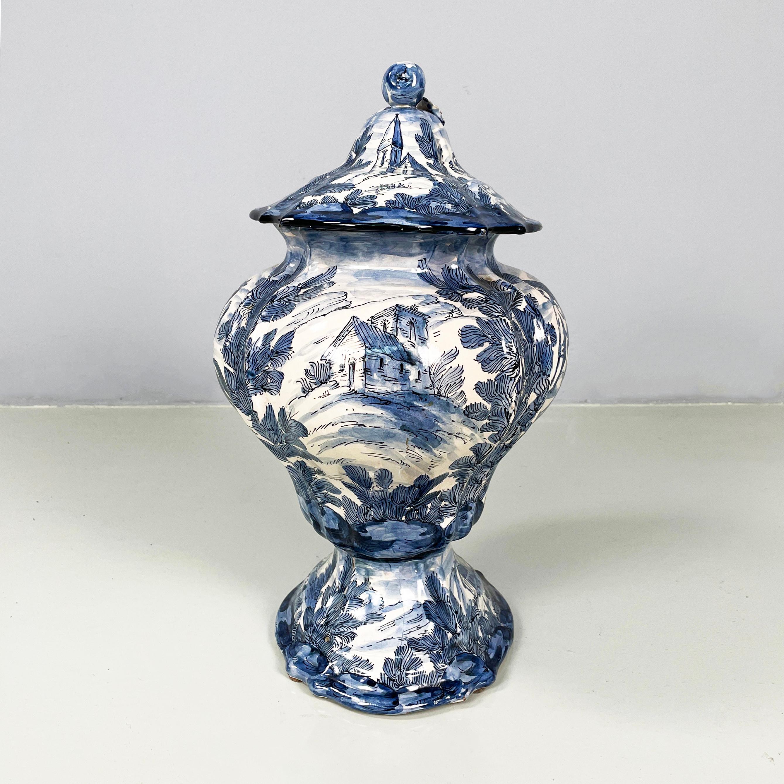 Vaso italiano della metà del secolo scorso in ceramica bianca e blu, 1900-1950 In condizioni buone in vendita a MIlano, IT