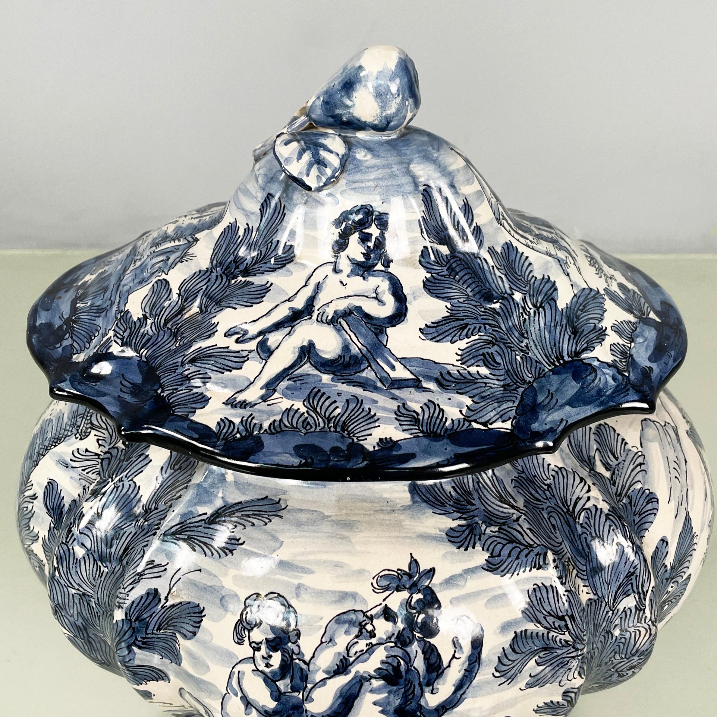 XX secolo Vaso italiano della metà del secolo scorso in ceramica bianca e blu, 1900-1950 in vendita