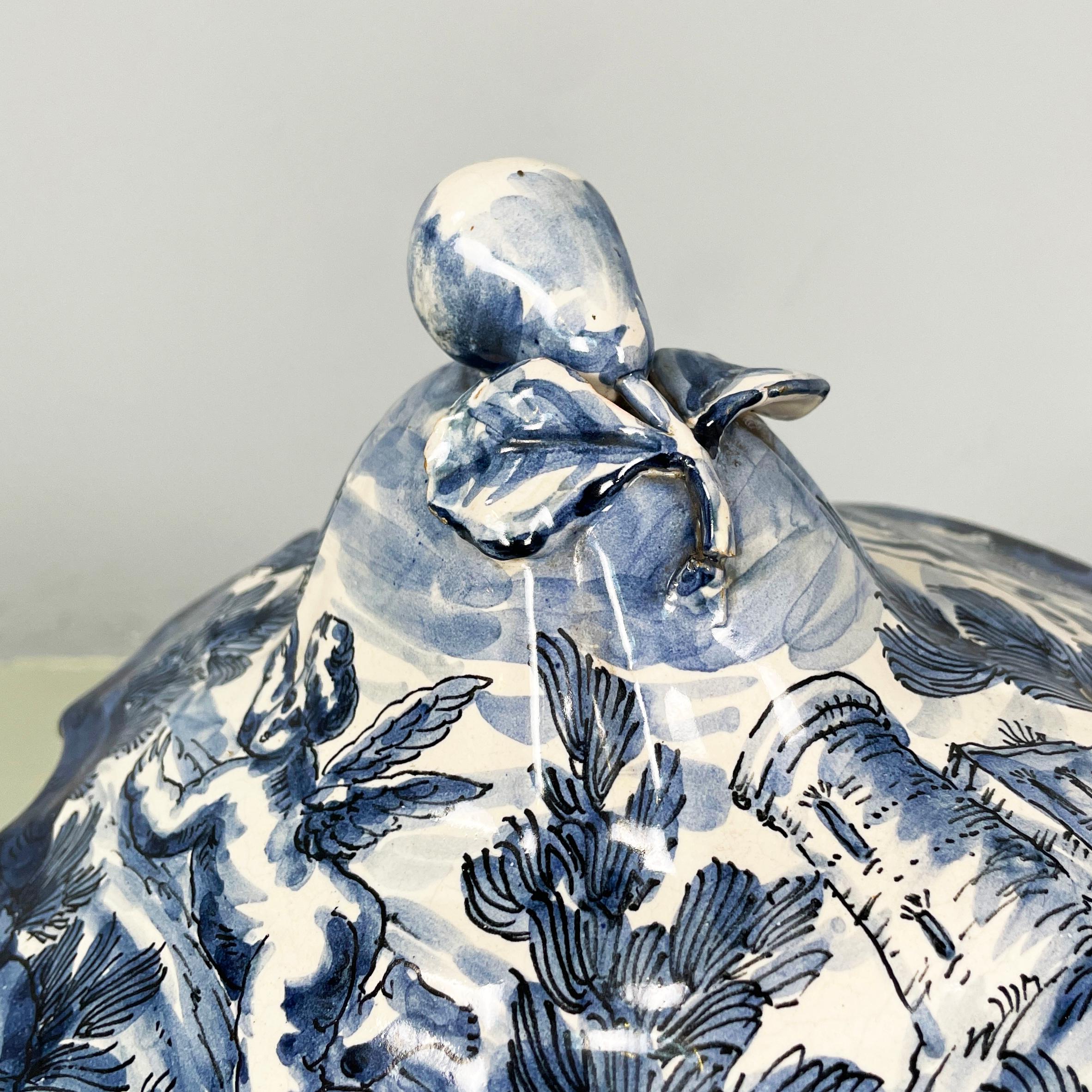Vaso italiano della metà del secolo scorso in ceramica bianca e blu, 1900-1950 in vendita 1