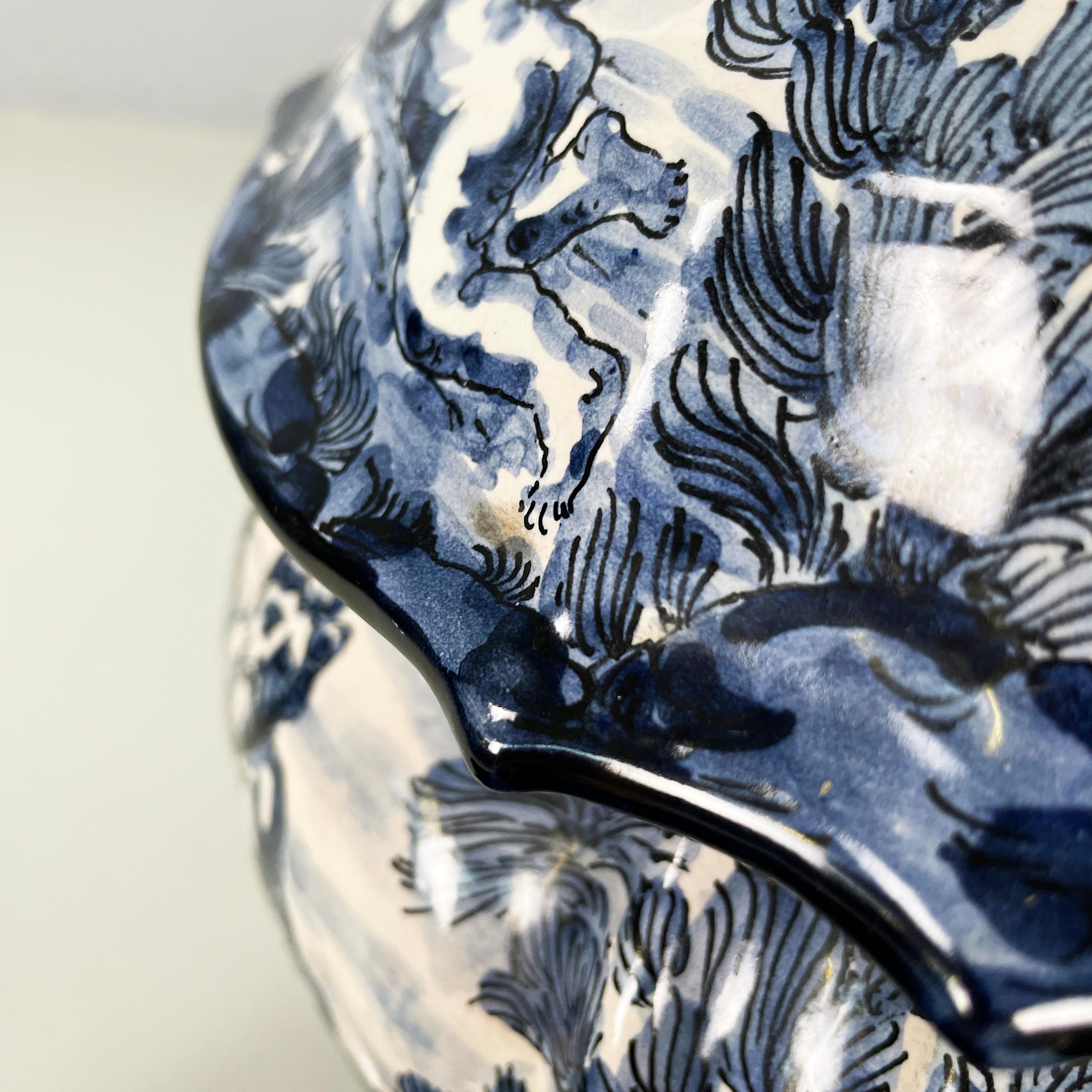 Vaso italiano della metà del secolo scorso in ceramica bianca e blu, 1900-1950 in vendita 2