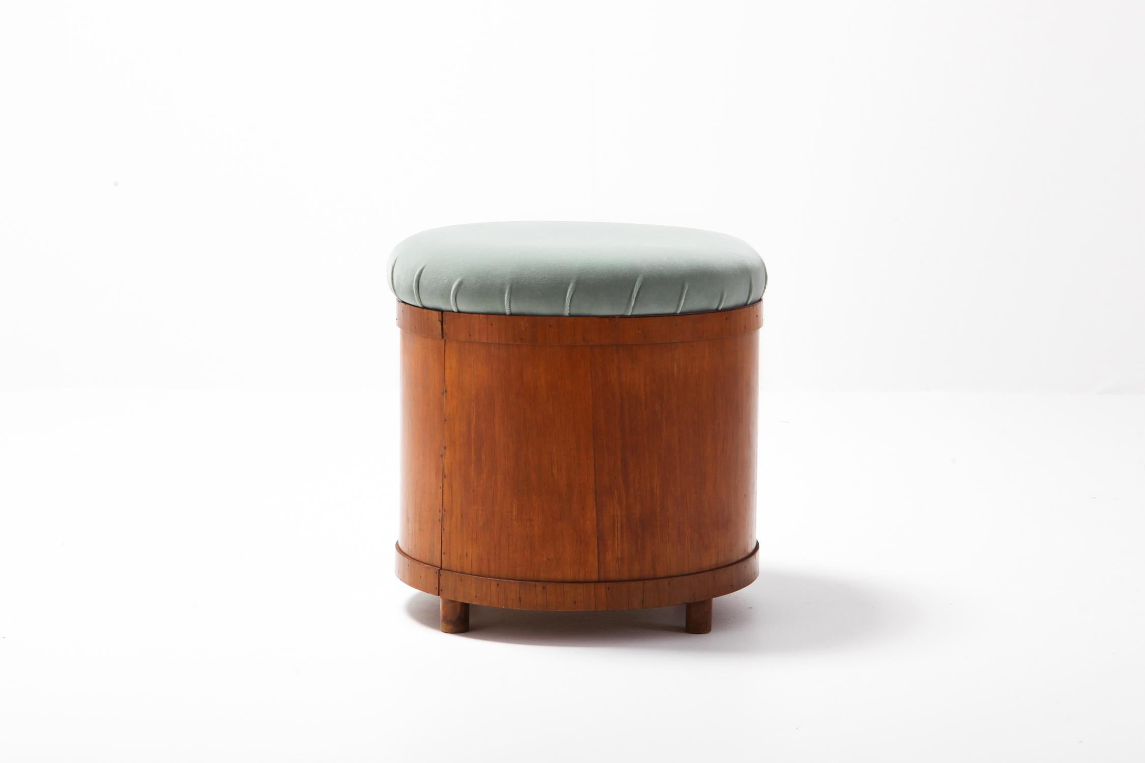 Italian Mid-Century Modern Velvet Upholstered Ottoman with Storage In Good Condition In Antwerp, BE